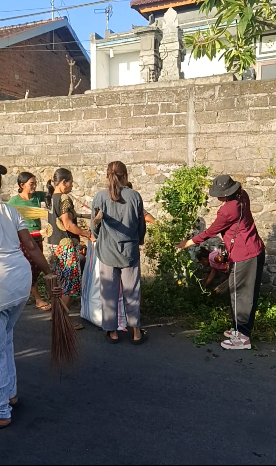 Mahasiswa Institut Mpu Kuturan yang melaksanakan KKN di Desa Selat dengan memilah sampah