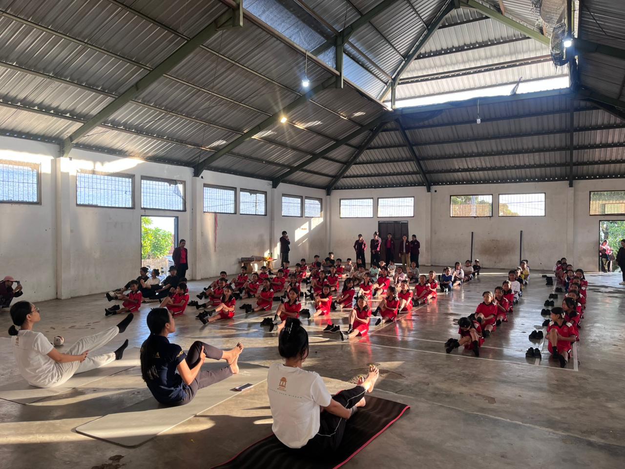 Mahasiswa KKN Institut Mpu Kuturan di Desa Selat saat mengajak puluhan siswa Sekolah Dasar (SD) Negeri 5 Selat mengikuti yoga pada Sabtu (18/10)