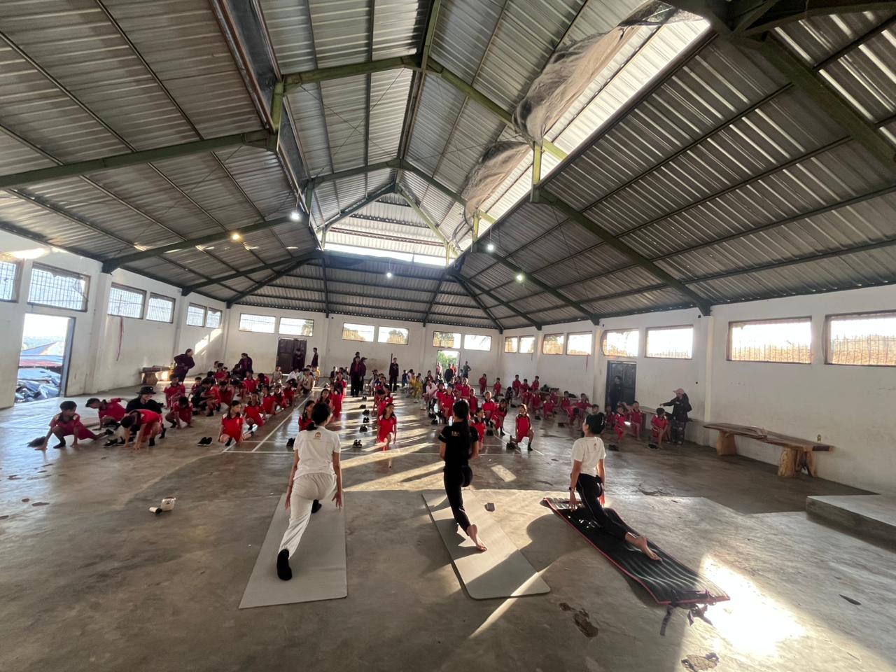 Mahasiswa KKN Institut Mpu Kuturan saat melatih siswa SDN 5 Selat mengikuti yoga