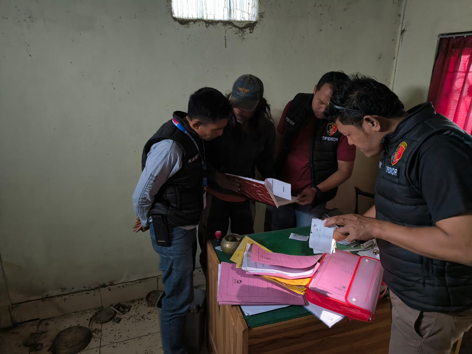 Unit Tipikor Polres Bangli menggeledah LPD Selulung, Jumat (17/10/2025).