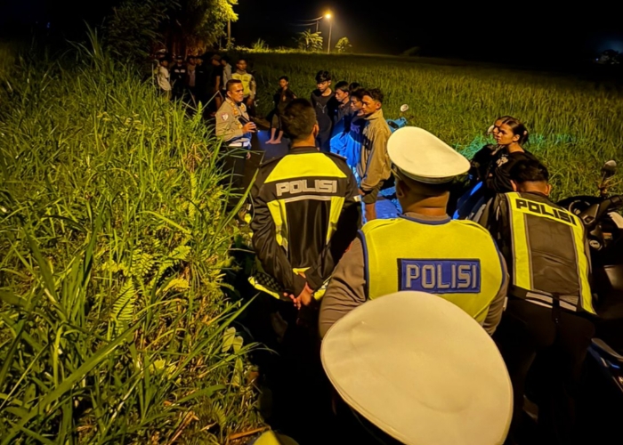 PEMBINAAN : Polisi melakukan penertiban aksi trek-trekkan di Kusamba.