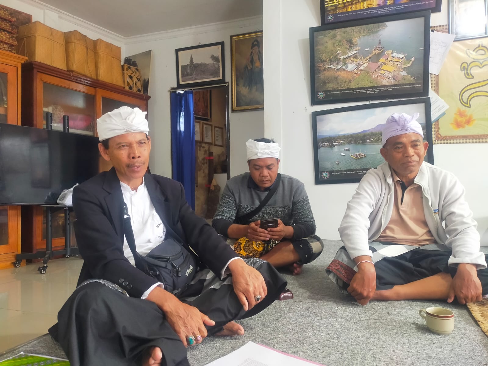 Penyarikan Desa Adat Batur, Guru Wayan Asta (kiri) menyampaikan sikap Desa Adat Batur yang menolak rencana kapal pesiar di Danau Batur, Kintamani, Minggu (19/10/2025).