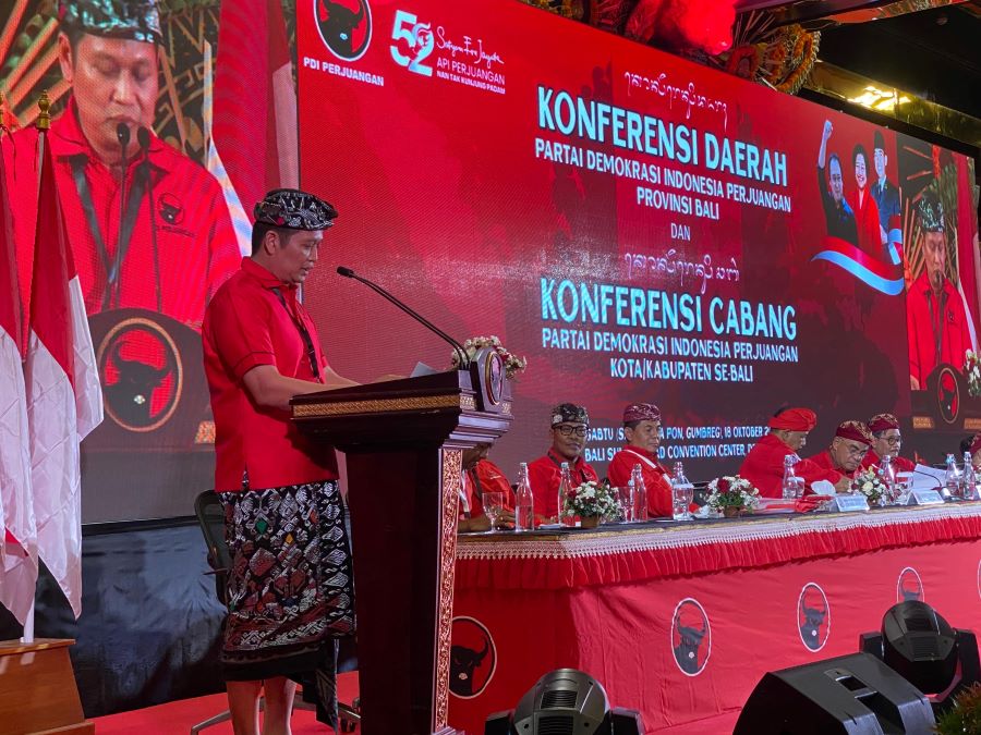 Kembang Hartawan saat Konferensi Cabang (Konfercab) PDI Perjuangan kabupaten Jembrana yang digelar di Bali Sunset Road Convention Center, Denpasar, pada Sabtu (18/10/2025).