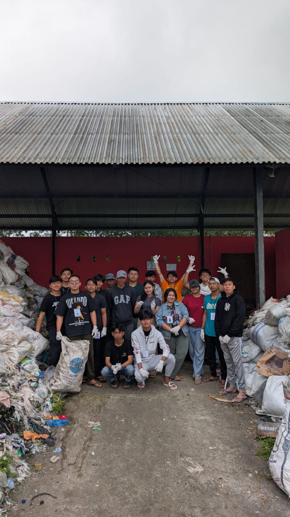 Mahasiswa KKN terlibat dalam pemilahan sampah di TPS3R Desa Belantih.