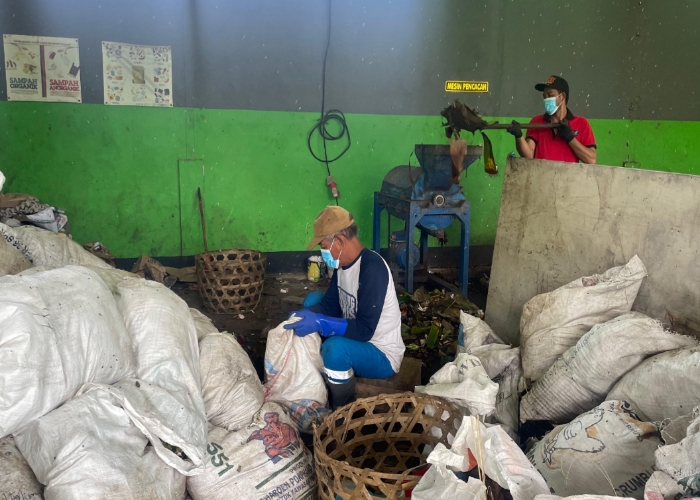 OLAH SAMPAH : Petugas TPS3R Bhuwana Resik Desa Mendoyo Dangin Tukad, Kecamatan Mendoyo, Jembrana saat melakukan pemilahan dan pengolahan sampah menjadi pupuk, Senin (20/10).
