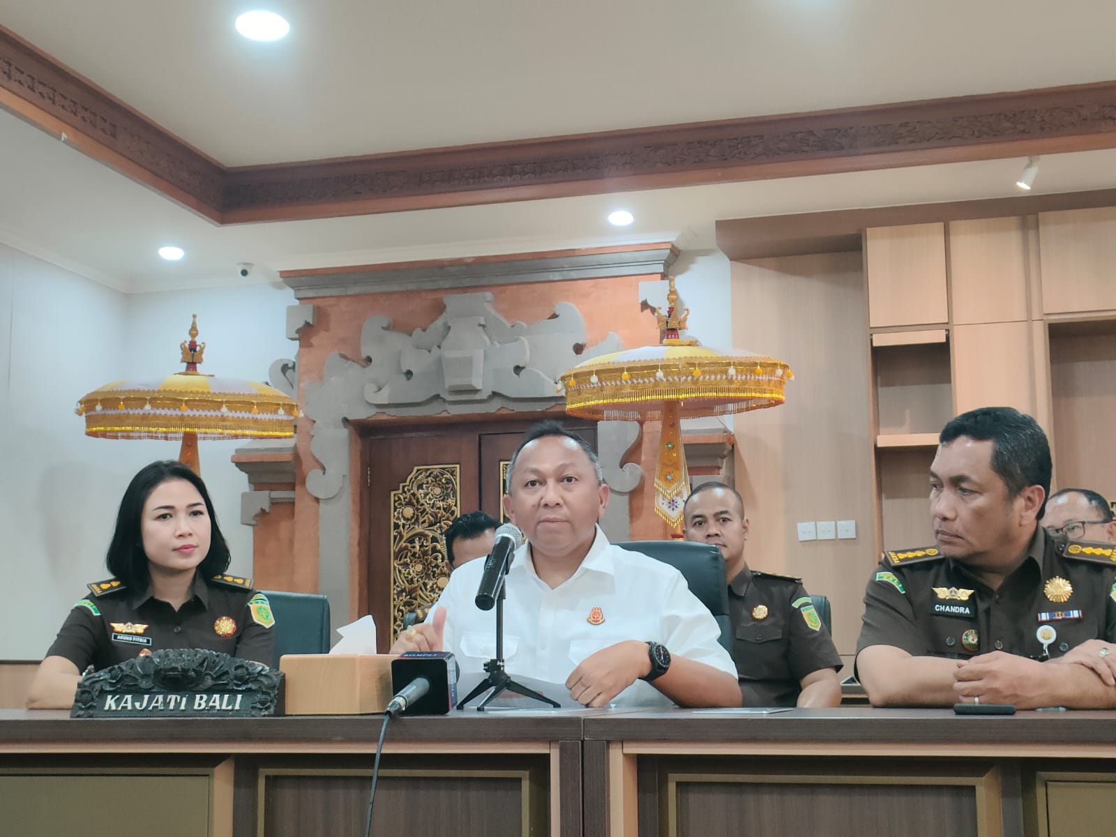 Kajati Bali Ketut Sumedana (Kemeja putih) saat menyampaikan perkembangan proses hukum kasus dugaan korupsi terbitnya sertifikat di lahan Tahura. (Bali Express/I Gede Paramasutha)