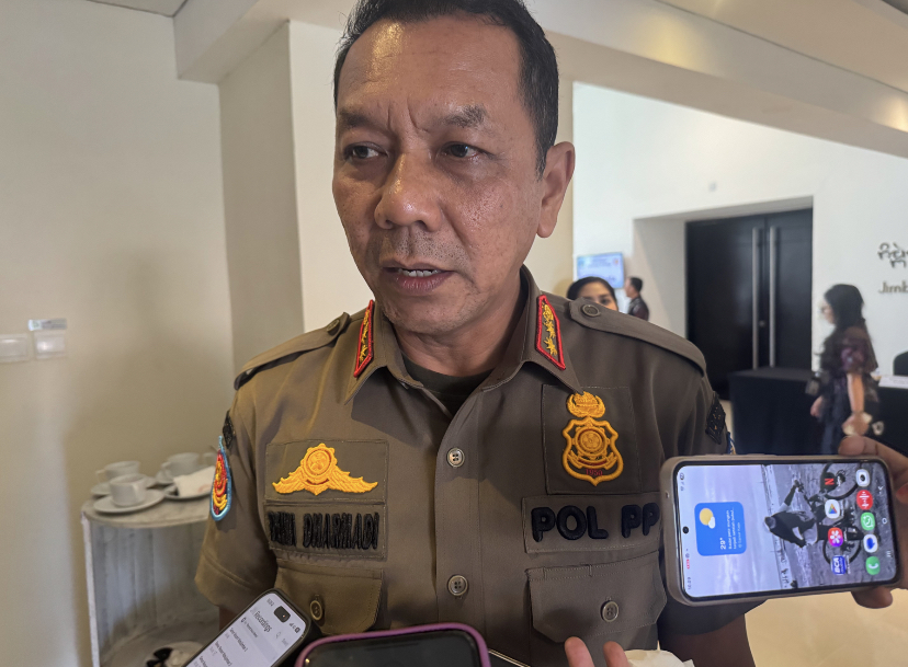PANGGIL: Kasatpol PP Provinsi Bali, Dewa Nyoman Rai Dharmadi, saat diwawancara di Sanur, Denpasar, Senin (20/10)