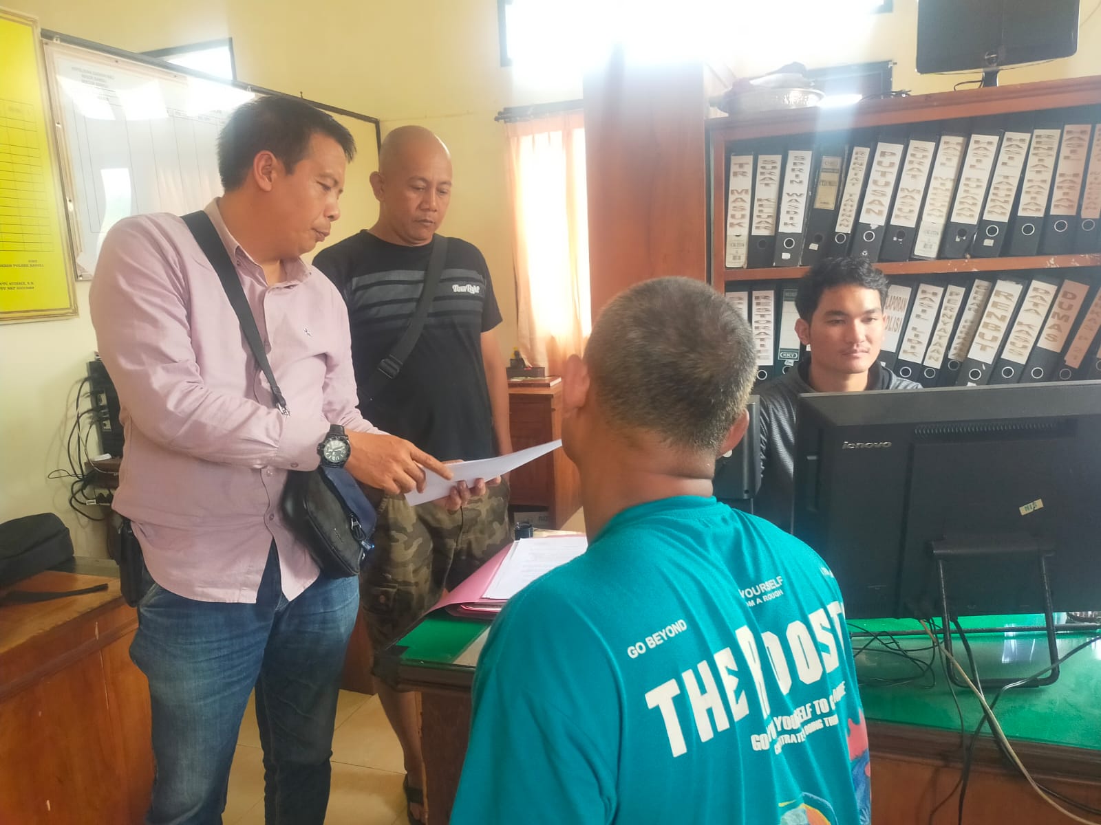 Pelaku pencurian uang saat diperiksa di Polsek Bangli, Minggu (19/10/2025).