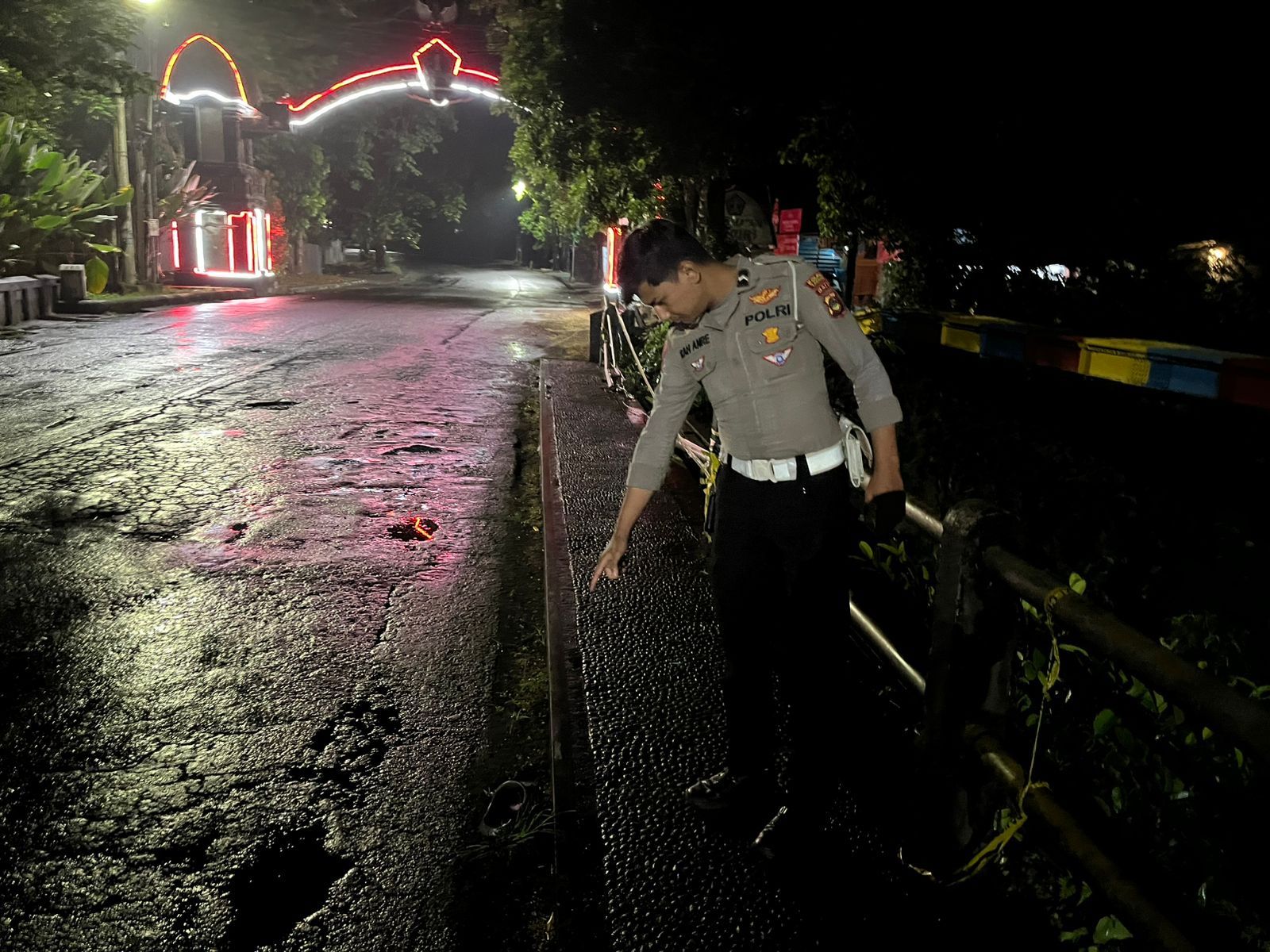Polisi menunjukkan lokasi kecelakaan tunggal yang menelan korban jiwa di jembatan Sanggulan, Kecamatan Kediri, Kabupaten Tabanan, Sabtu (18/10/2025).