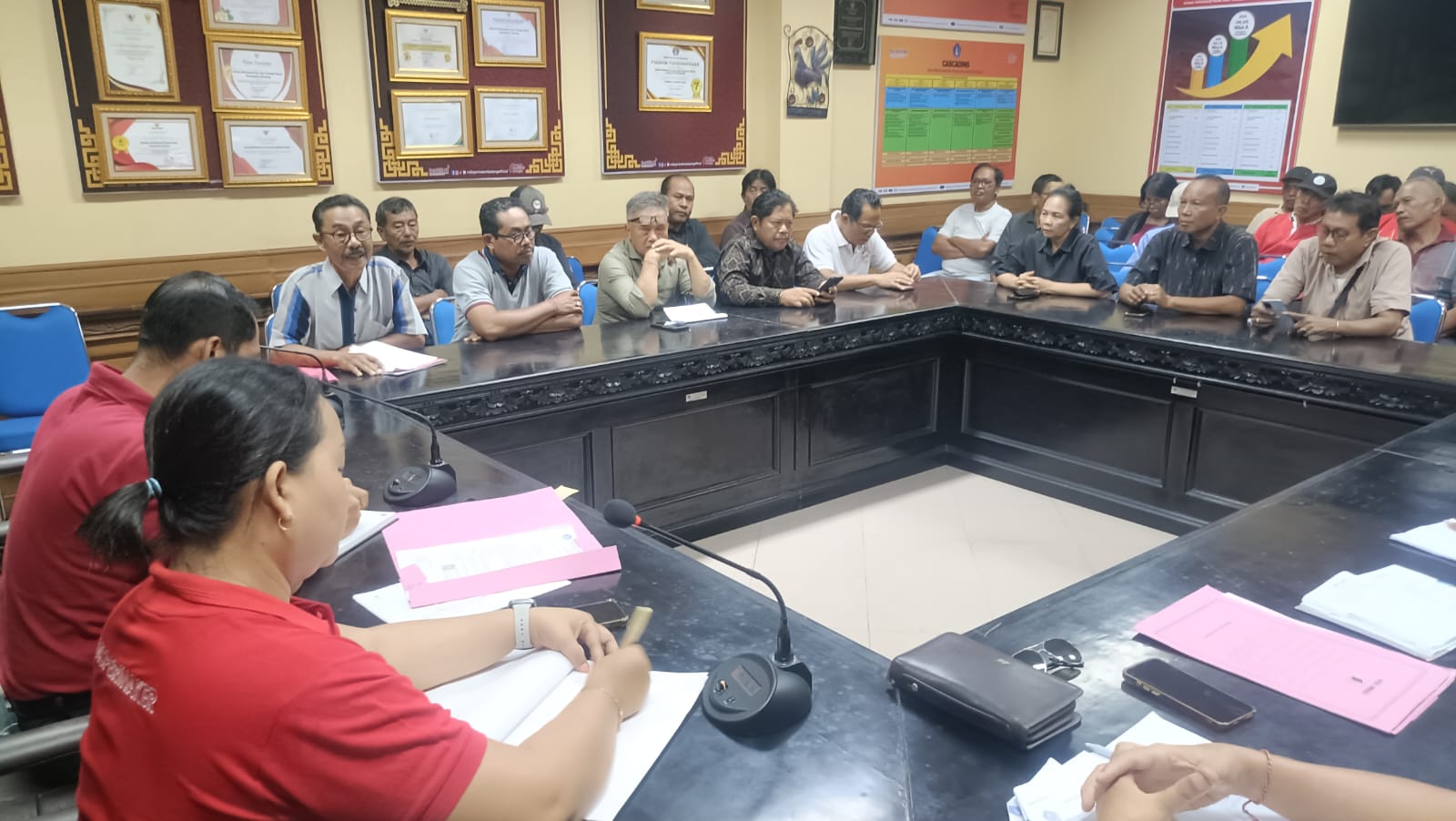 Pertemuan antara Direksi Perumda Pasar dan Pangan Mangu Guri Sedana Kabupaten Badung dengan para pensiunan di Kantor Disperinaker Badung, beberapa hari lalu.