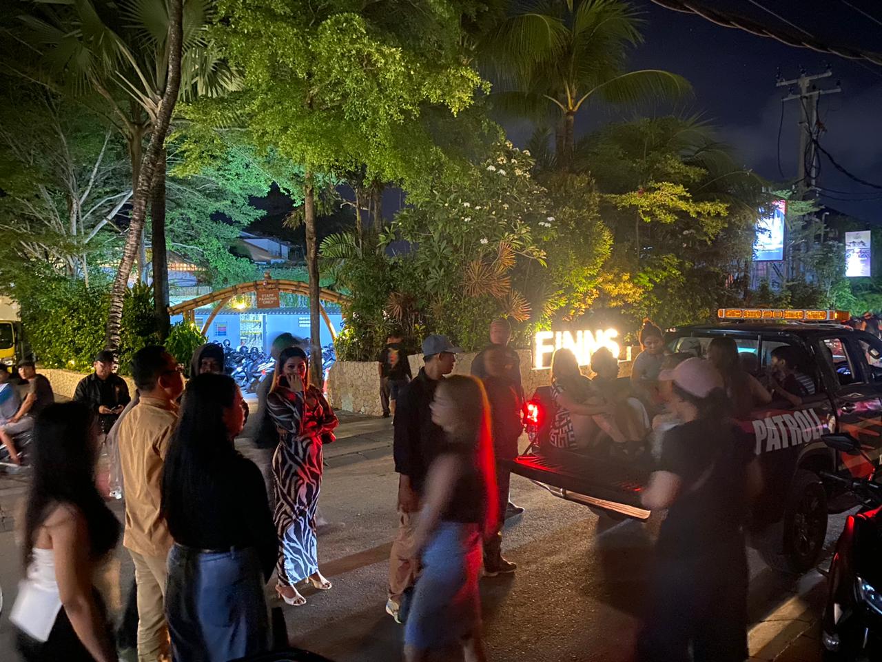 Satpol PP Badung saat mengamankan sejumlah orang yang menanggu kenyamanan di Kuta Utara, beberapa hari lalu.