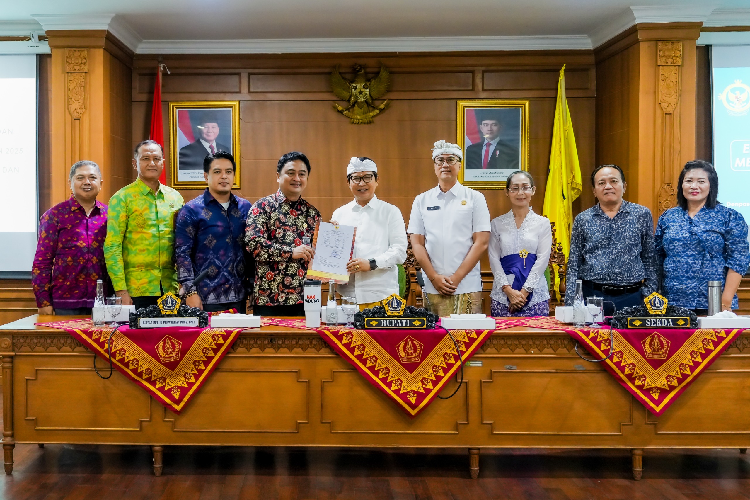 Bupati Adi Arnawa didampingi Sekda Badung IB Surya Suamba menerima entry meeting Tim Pemeriksa dari BPK RI Perwakilan Provinsi Bali di Ruang Kriya Gosana, Puspem Badung, Selasa (21/10).