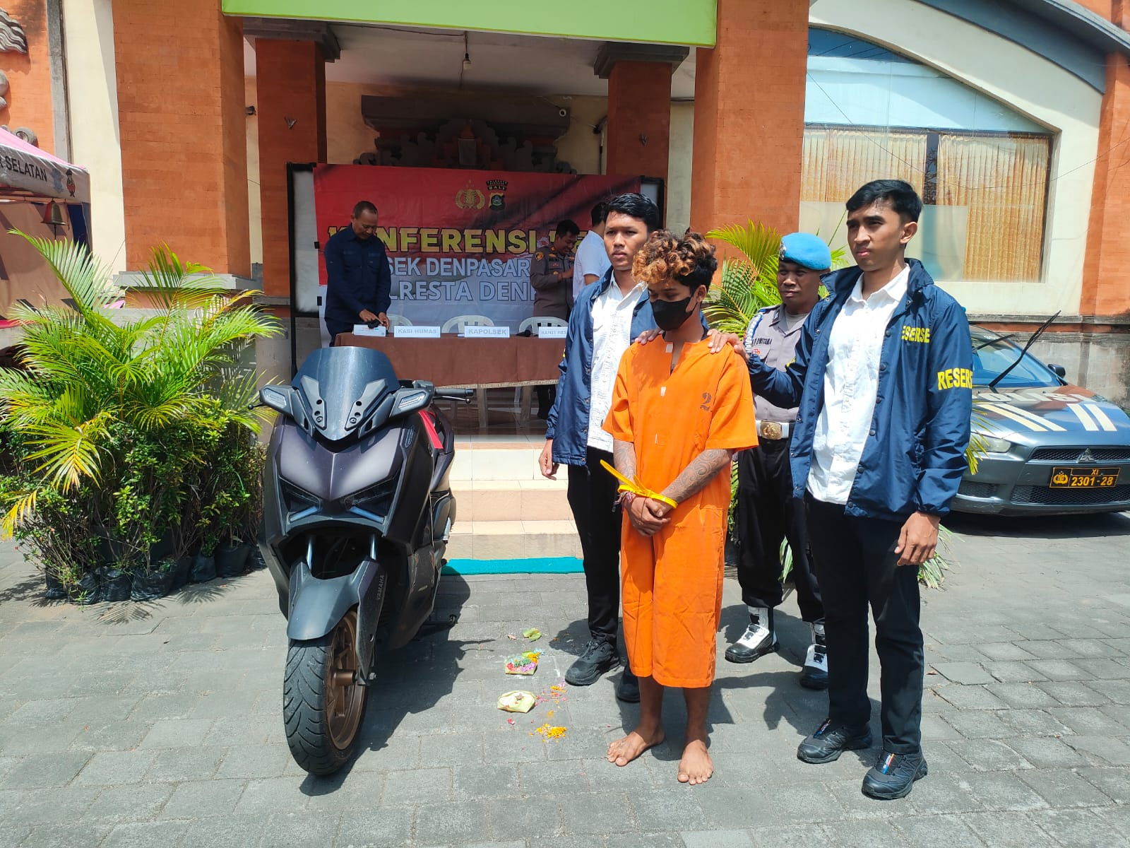 Putra Prasetia menjadi tersangka kasus pencurian motor dan ditahan di Mapolsek Denpasar Selatan.