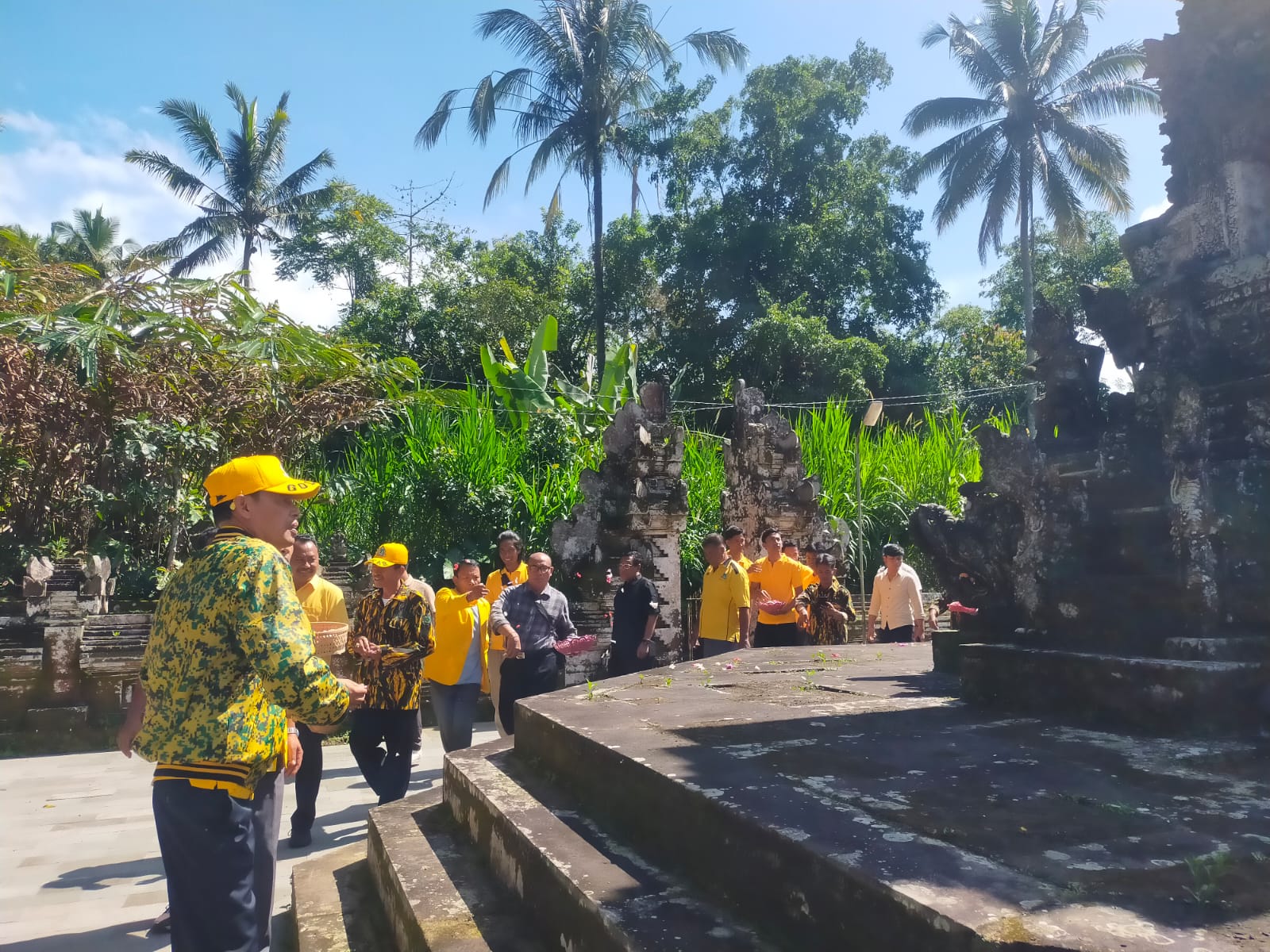 Ketua DPD II Golkar Bangli memimpin tabur bunga di monumen pahlawan, Penglipuran, Senin (20/10/2025).