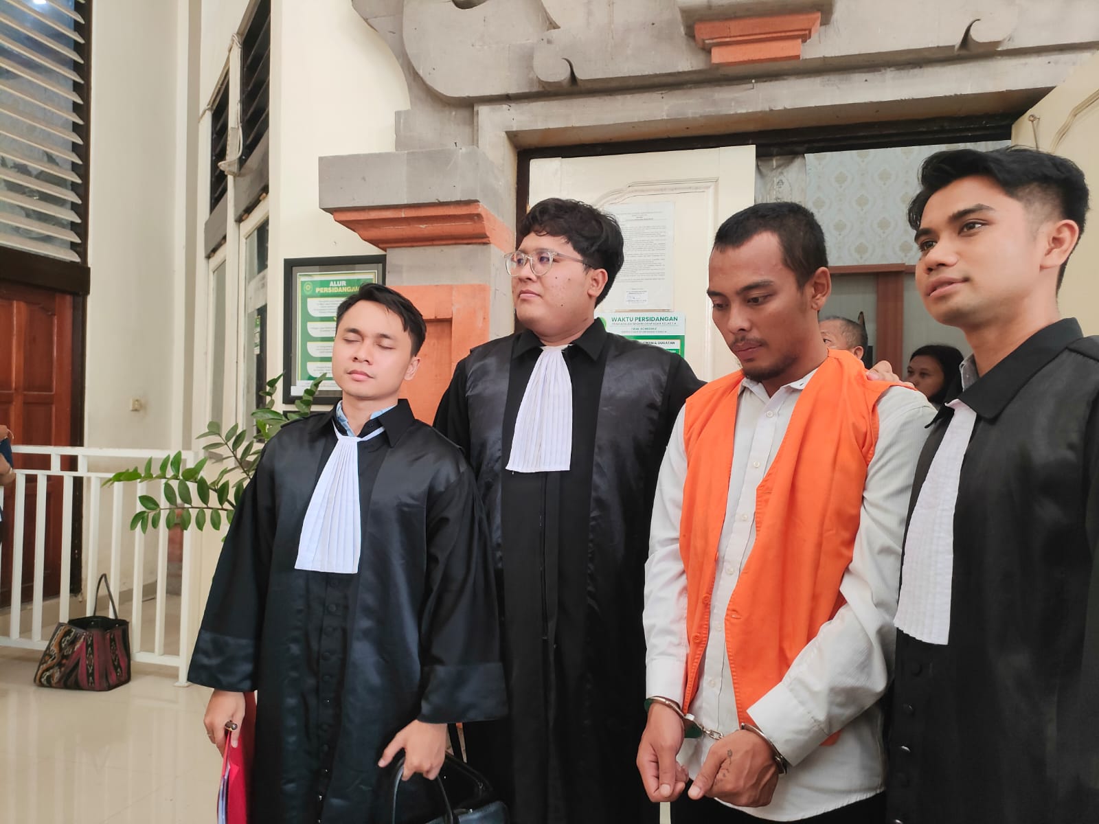 Terdakwa Galuh Widy Asmoro tertunduk lesu. (Bali Express/I Gede Paramasutha)