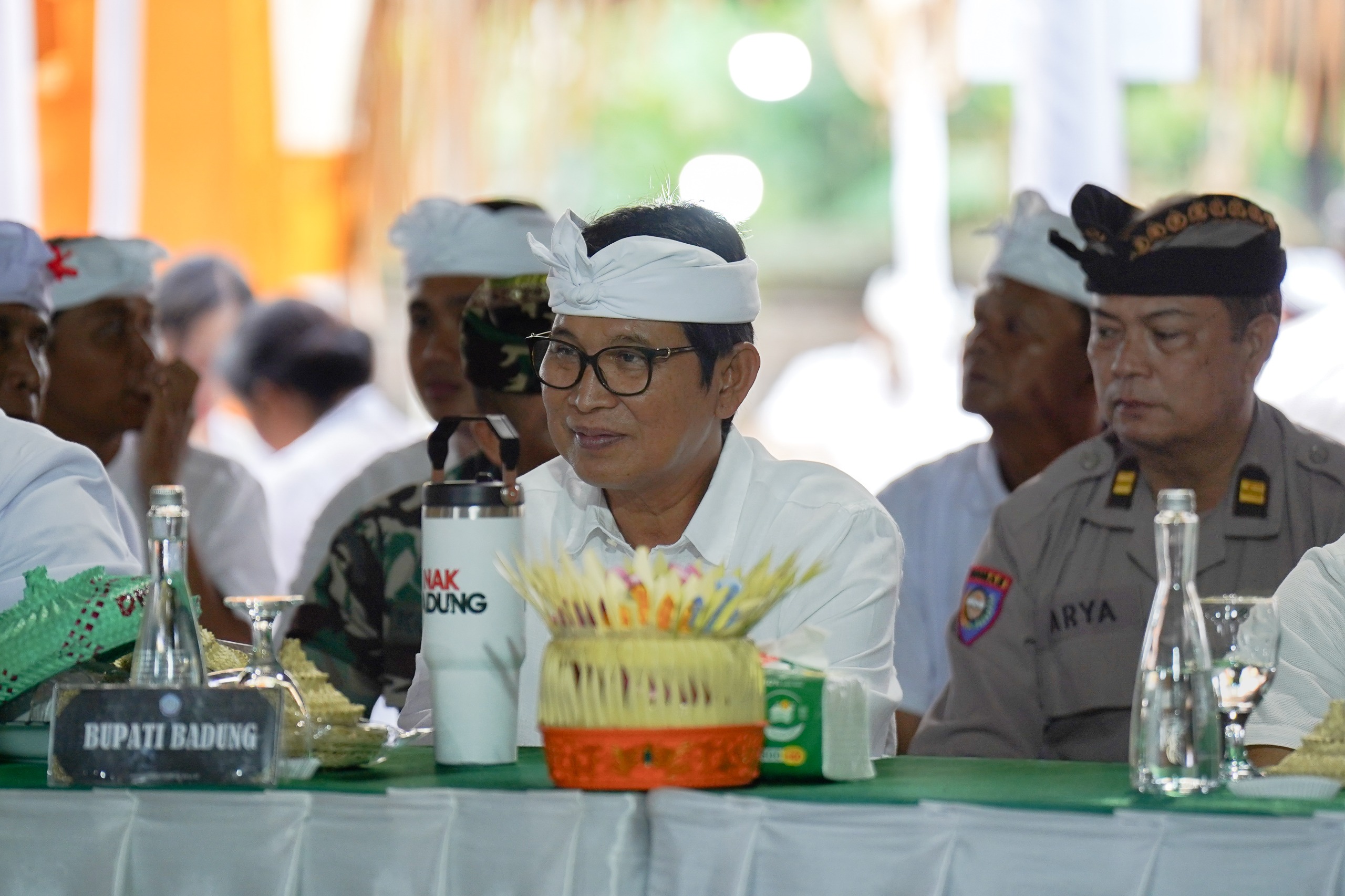Bupati Adi Arnawa menghadiri Karya Atma Wedana dan Manusa Yadnya di Wantilan Pura Dalem Desa Adat Mengwi, Senin (20/10).