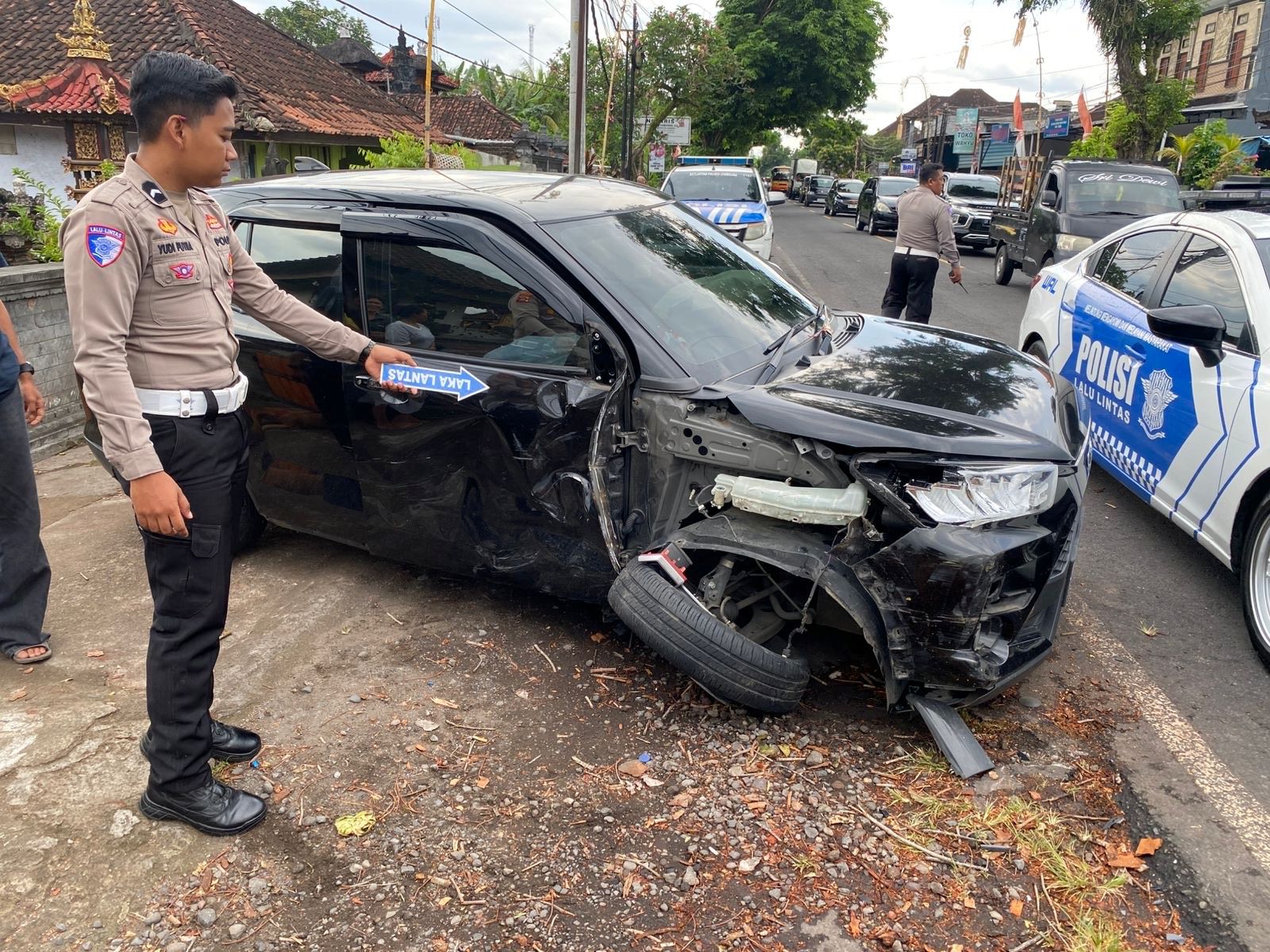 Toyota Raize nopol DK 1379 WM usai terlibat laka beruntun di Jalan Raya Denpasar&ndash;Gilimanuk KM 89-90 Desa Pohsanten, Kecamatan Mendoyo, Kabupaten Jembrana, Senin (20/10/2025).