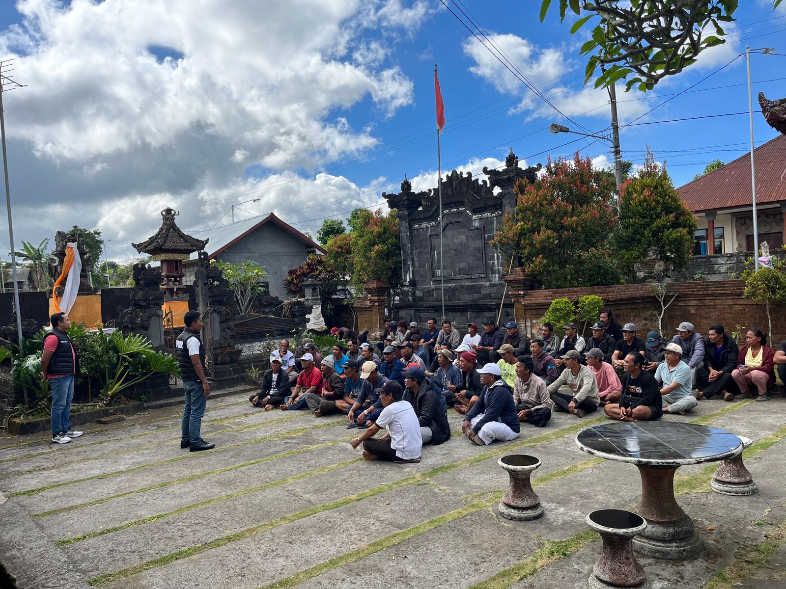 Penyidik Unit Tipikor Polres Bangli mengumpulkan nasabah LPD Selulung sebelum diperiksa Senin (20/10/2025).