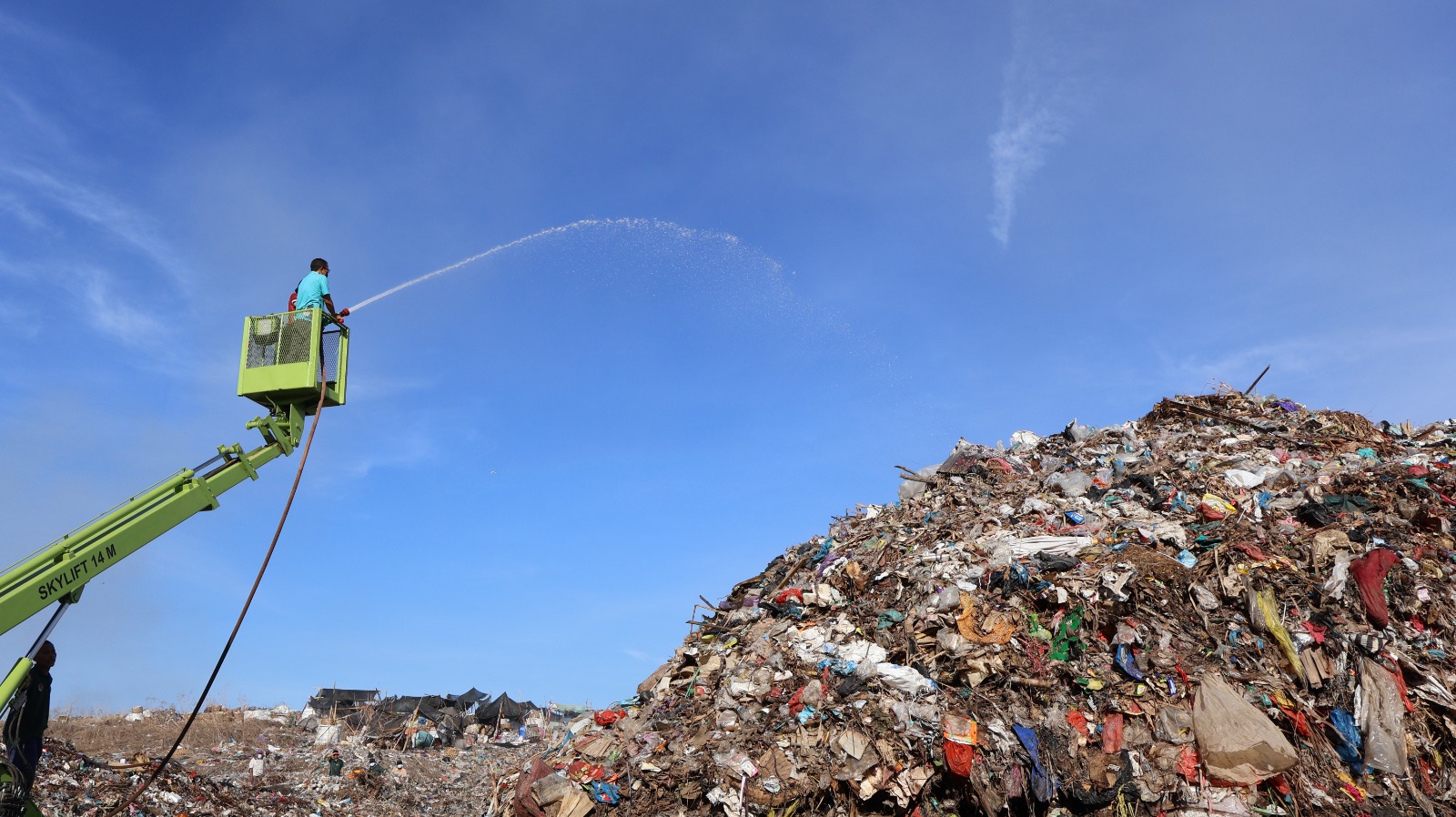 Penyemprotan EcoEnzym di TPA Bengkala
