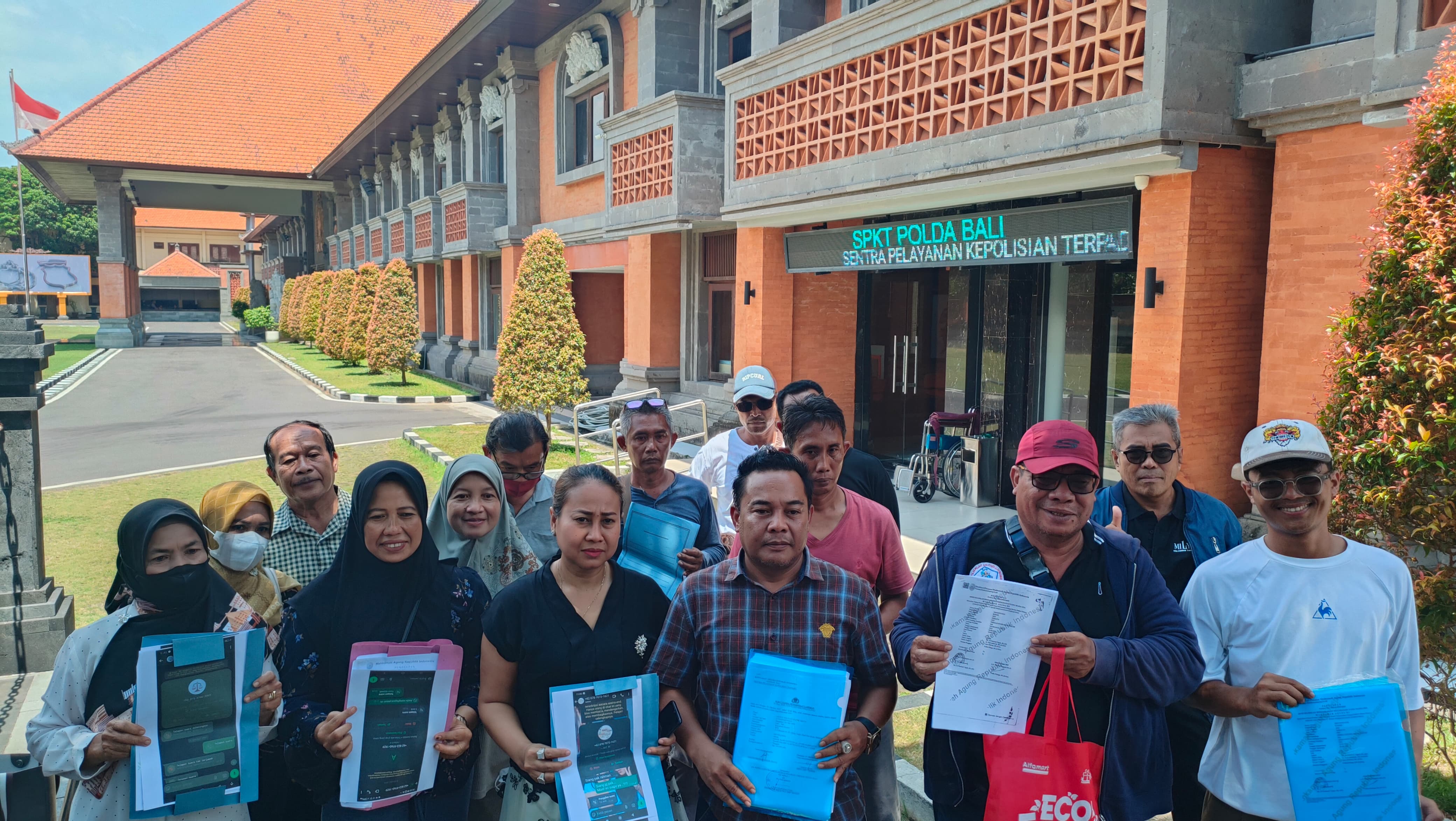 Para korban yang tergabung dalam KMTA melapor ke Polda Bali. (Bali Express/I Gede Paramasutha)