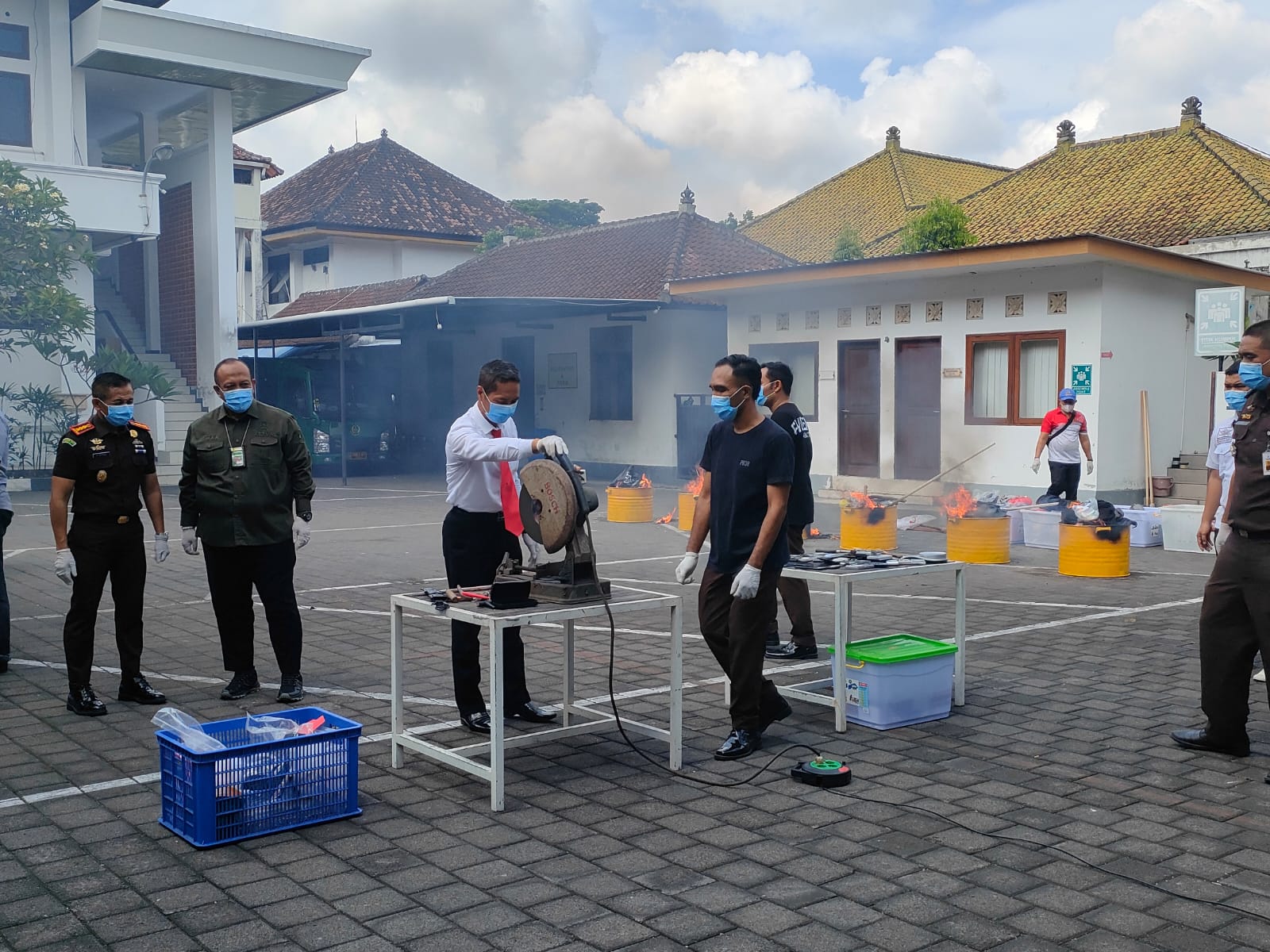 Pemusnahan barang bukti di Kejari Denpasar. (Bali Express/I Gede Paramasutha)