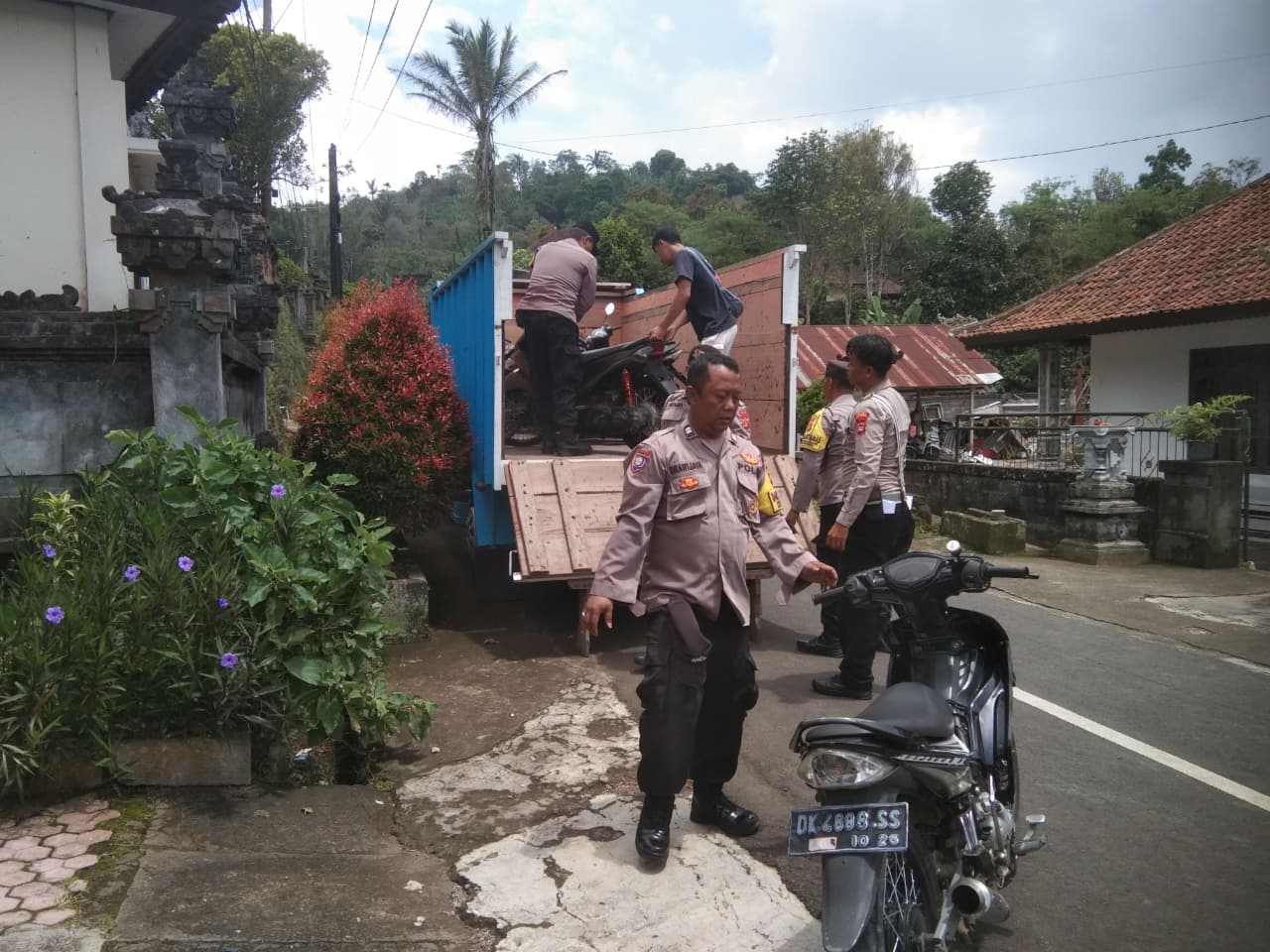 Razia knalpot brong di sekolah-sekolah di Kecamatan Busungbiu, Buleleng.