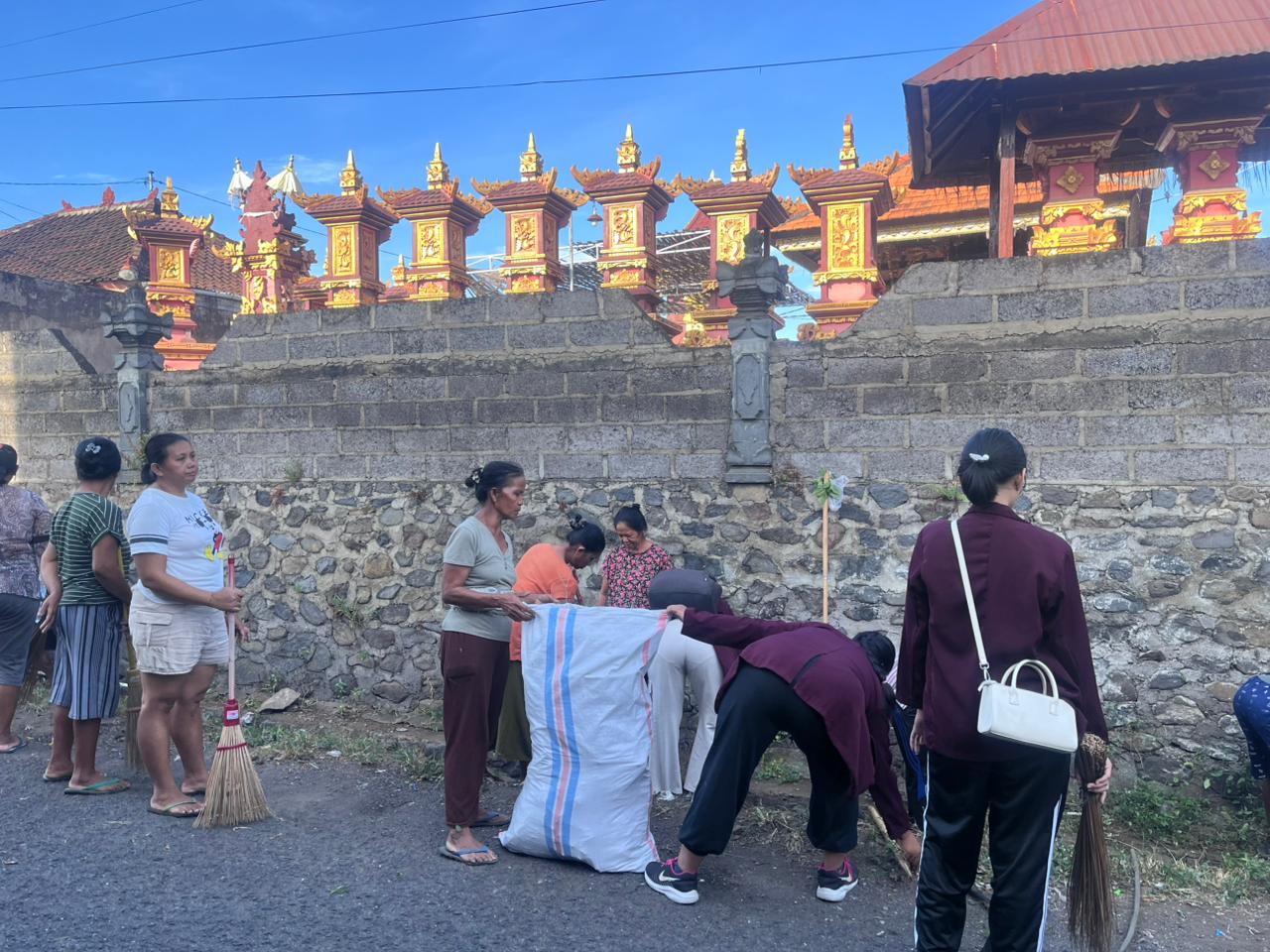 Mahasiswa IMK terlibat memilah sampah saat Kuliah Kerja Nyata