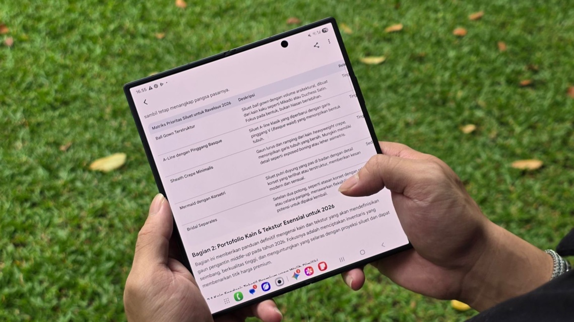 Freddie Kashawan mendemonstrasikan fitur Gemini Deep Research pada Galaxy Z Fold7 yang membantunya mempercepat analisis pasar dan kompetitor.