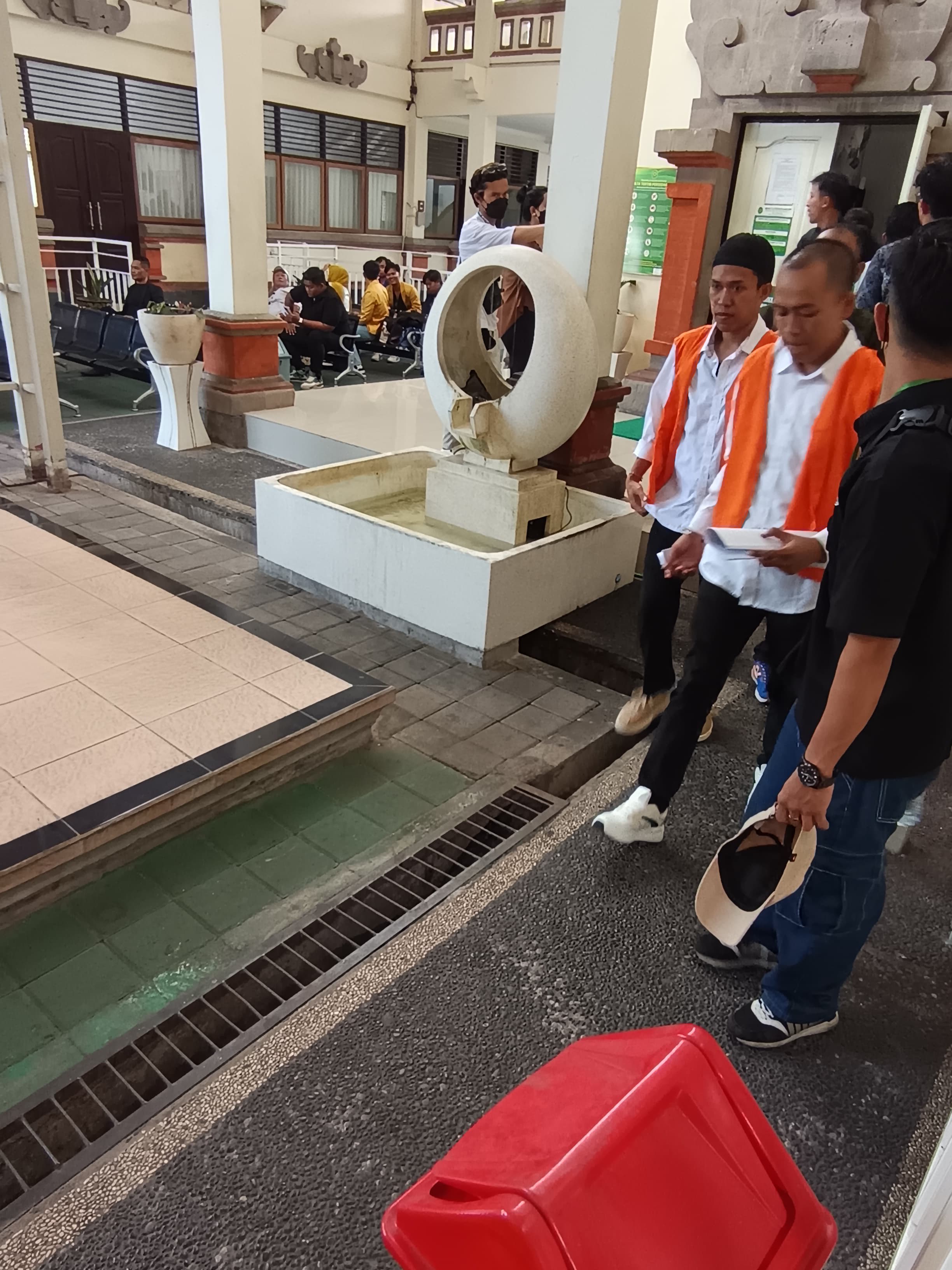 Terdakwa M. Babul Wahyudi dan adik sepupunya Dimas Ari Ramadhan mulai disidang di PN Denpasar. (Bali Express/Istimewa)