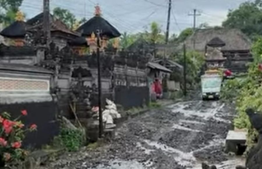 Proyek perbaikan jalan penghubung Banjar Belong-Patas di Desa Taro, Tegallalang, Gianyar, Rabu (22/10/2025).