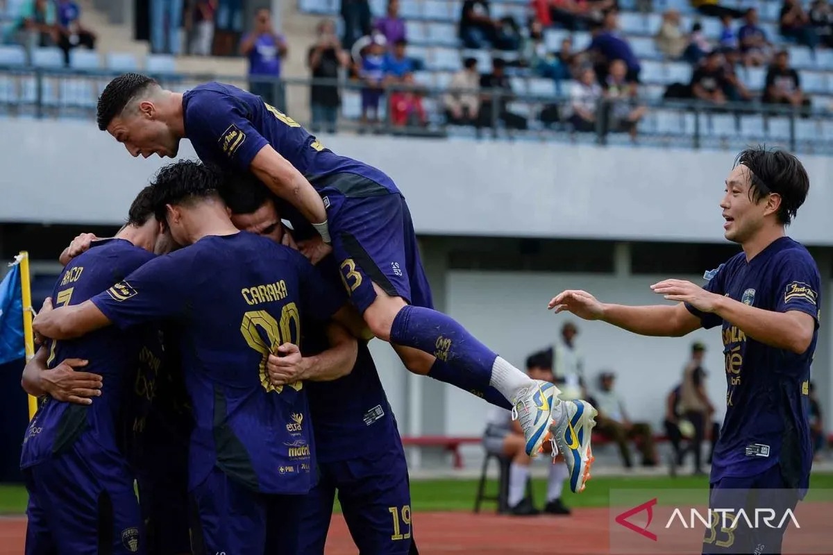 Pemain Persita Tangerang selebrasi usai mencetak gol ke gawang PSIM Yogyakarta di Stadion Indomilk Arena, Kabupaten Tangerang, Banten, Jumat (17/10/2025).