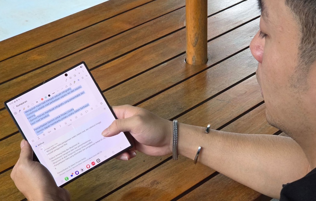 Transcript Assist dan Writing Assist di Galaxy Z Series membantu kamu mengubah rekaman meeting menjadi laporan profesional dalam sekejap