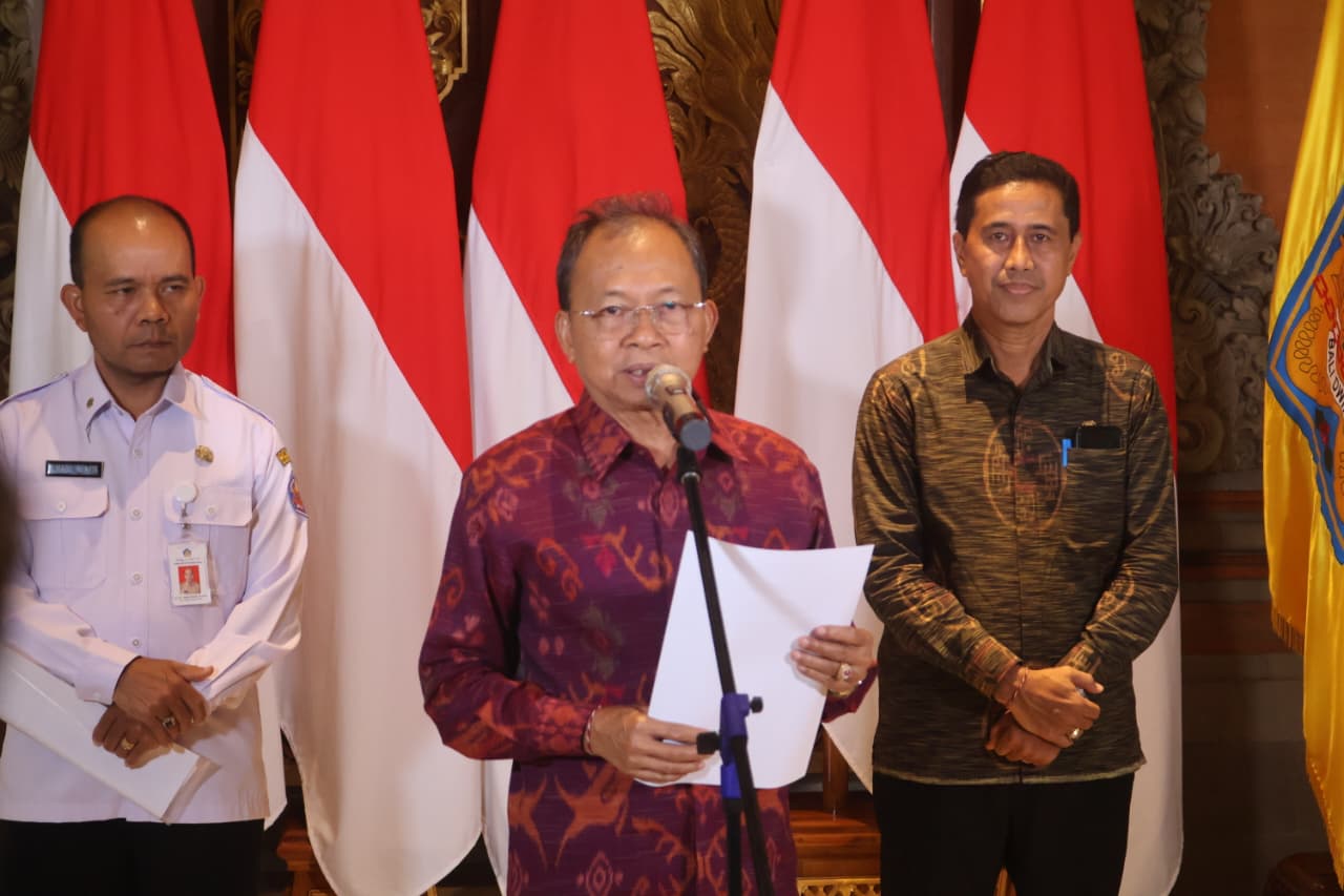 Gubernur Koster saat memberikan penjelasan terkait Gerakan besar Gotong Royong Semesta Berencana, Kabupaten/Kota Hingga Desa Adat di Bali