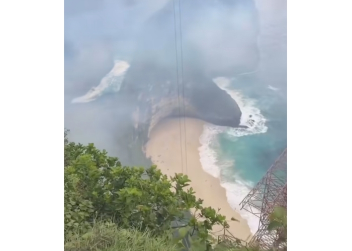 Peristiwa kebakaran sempat menggegerkan kawasan objek wisata (Obwis) Kelingking Beach, Desa Bunga Mekar, Kecamatan Nusa Penida, pada Kamis (23/10/2025) sore.
