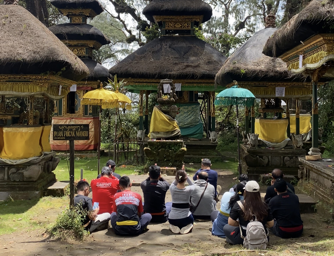 Pendakian Pura Pucak Mangu, Desa Adat Tinggan, Desa Pelaga, Kecamatan Petang atau Gunung Catur yang ditutup sementara.