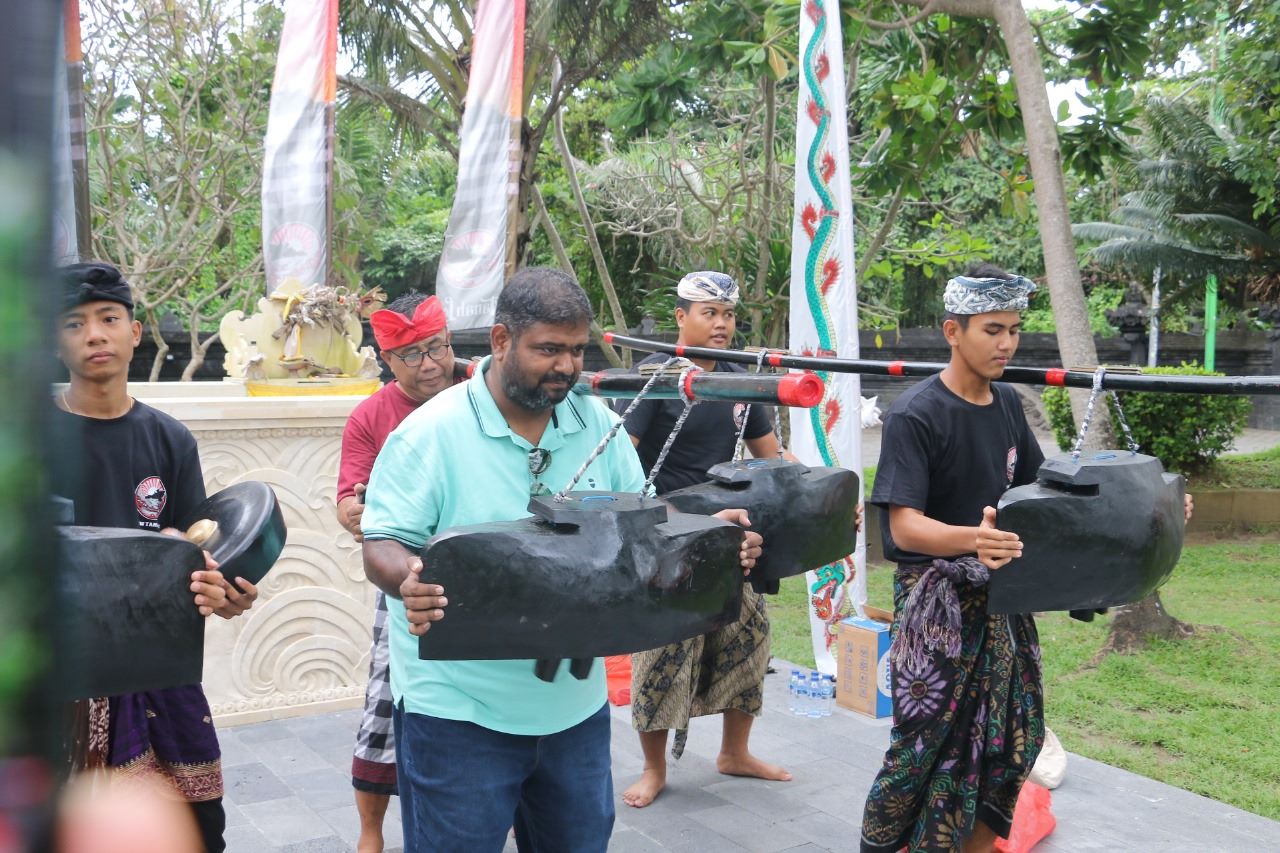 Wisatawan asing yang berkunjung ke DTW Tanah Lot, diajak ikut berpartisipasi dalam latihan Tektekan