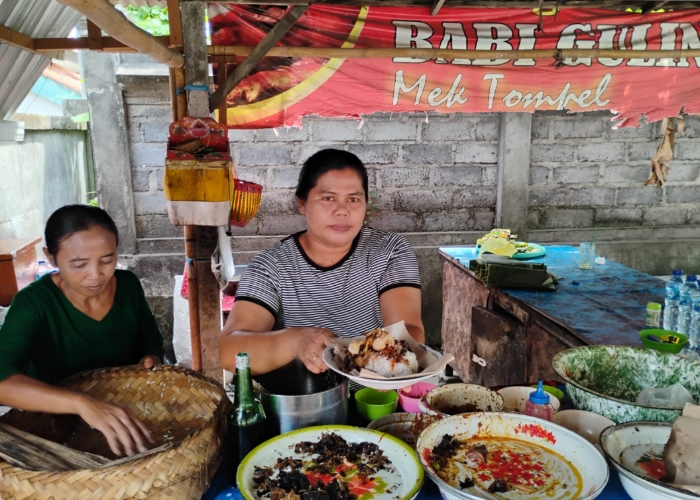 LEGEND : Men Sukari dan Iparnya, Men Made saat menghidangkan nasi babi Guling, Sabtu (25/10/2025).