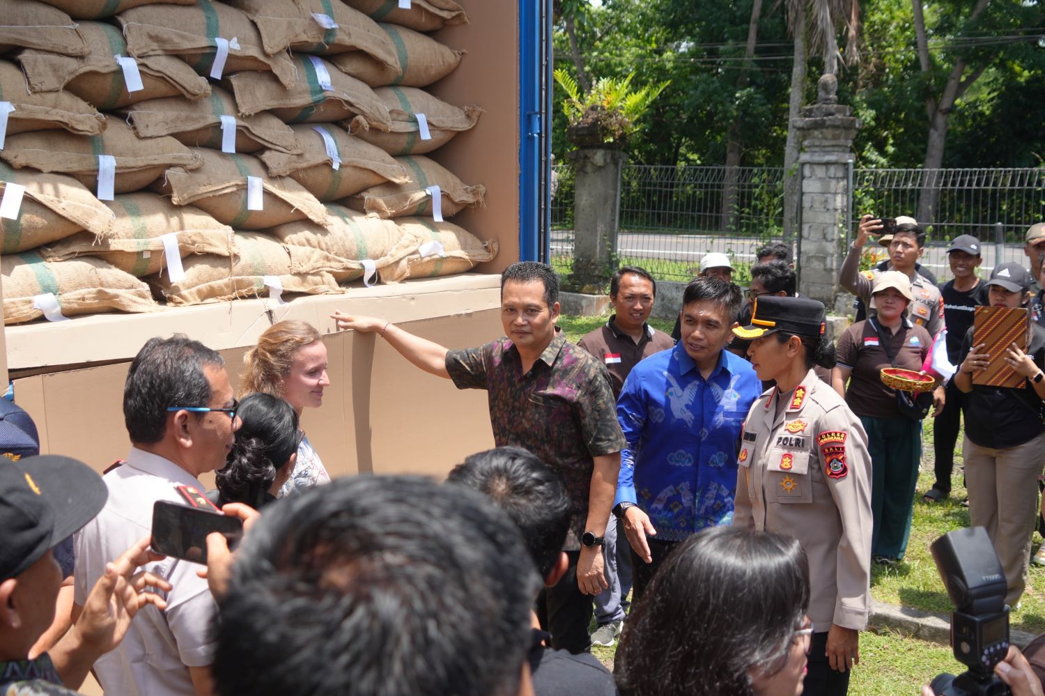 Pelepasan ekspor dilakukan langsung oleh Bupati Jembrana I Made Kembang Hartawan, didampingi Wakil Bupati I Gede Patriana Krisna, pada Jumat (24/10).