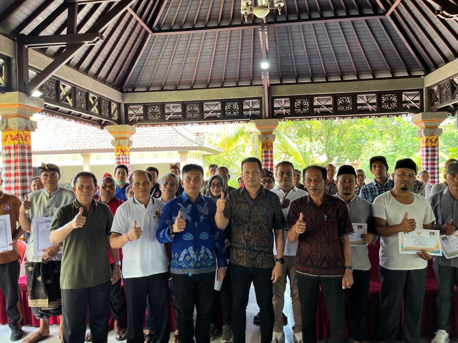Penyerahan hibah oleh Bupati Kembang dan Wabup Ipat di Wantilan Rumah Jabatan Bupati Jembrana, Jumat (24/10/2025).
