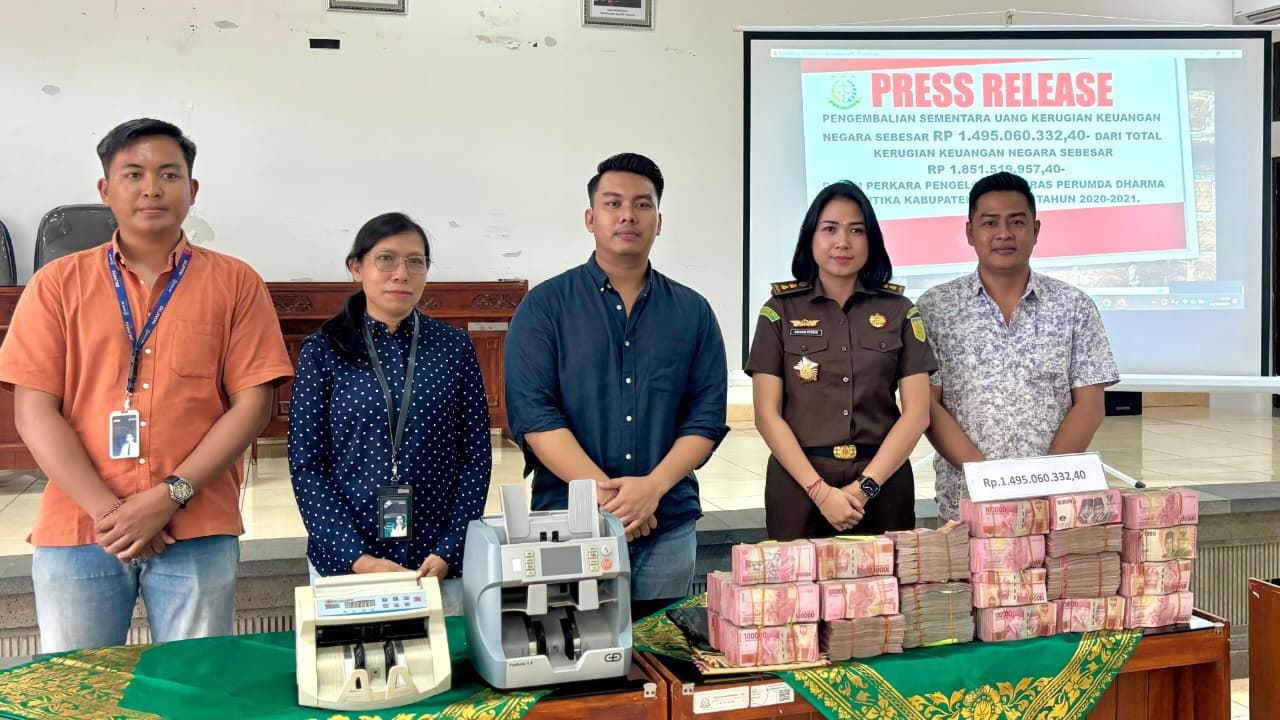 Kejari Tabanan menerima pengembalian Rp1,49 miliar dari kasus korupsi beras Perumda Dharma Santhika (PDDS).
