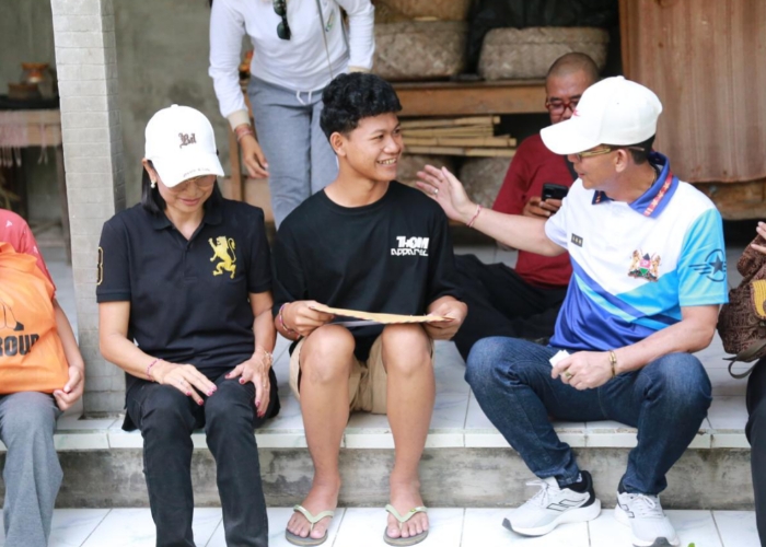 SOSIAL : Bupati Klungkung I Made Satria bersama Ketua Tim Penggerak PKK Kabupaten Klungkung Ny. Eva Satria dan Yayasan Peduli Yatim Piatu (PYP) Group menyerahkan bantuan santunan pendidikan.
