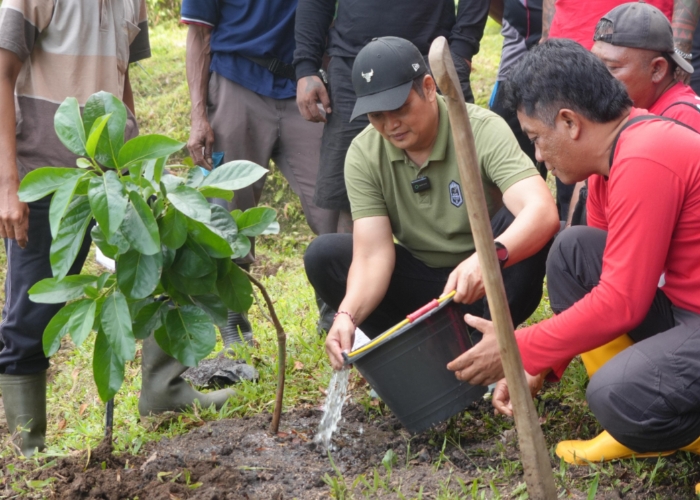TANAM POHON : Bupati Jembrana I Made Kembang Hartawan turun langsung dalam kegiatan penanaman pohon dan bersih-bersih sungai secara serentak, Minggu (26/10)