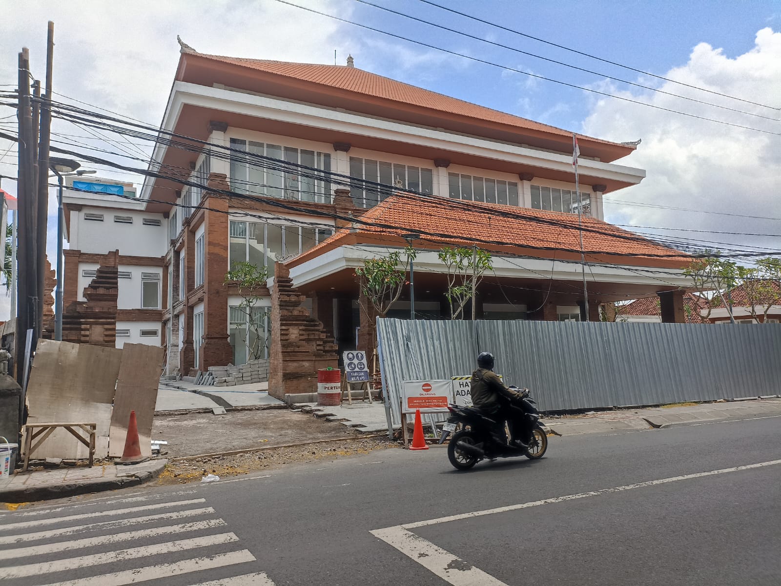 Kondisi Puskesmas Ibu dan Anak di Jalan Gunung Agung, Denpasar Barat, Minggu (26/10).
