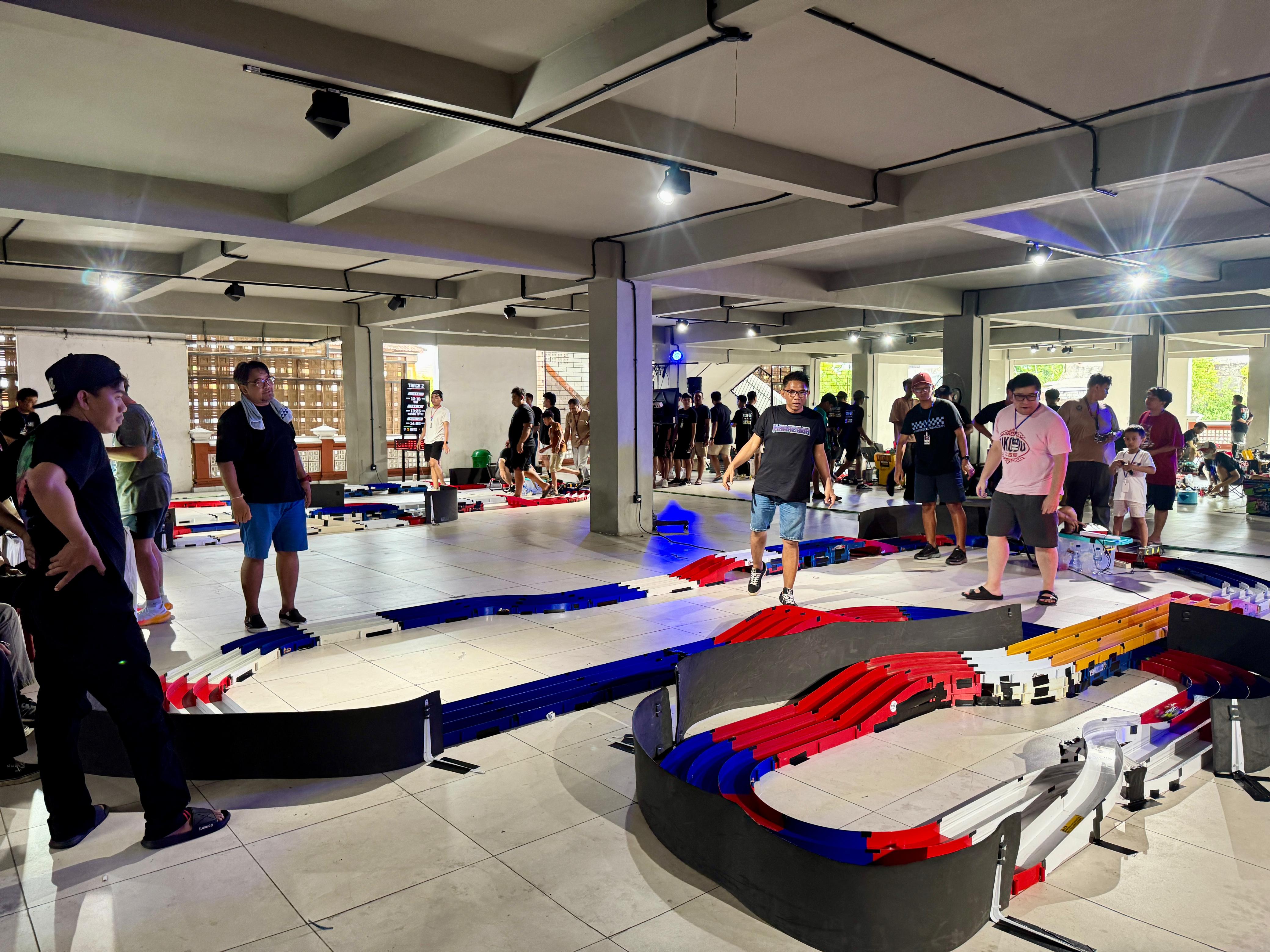 Pelaksanaan 4Wheel Racing dan E-Sport Holly Rumble Night di Graha Yowana Suci (GYS) Sabtu (25/10).