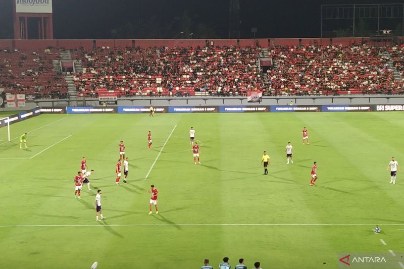 Bali United ditahan imbang 0-0 saat melawan Persita Tangerang pada laga pekan ke-10 Super League 2025/2026 di Stadion Kapten I Wayan Dipta, Kabupaten Gianyar, Bali, Sabtu (25/10/2025).
