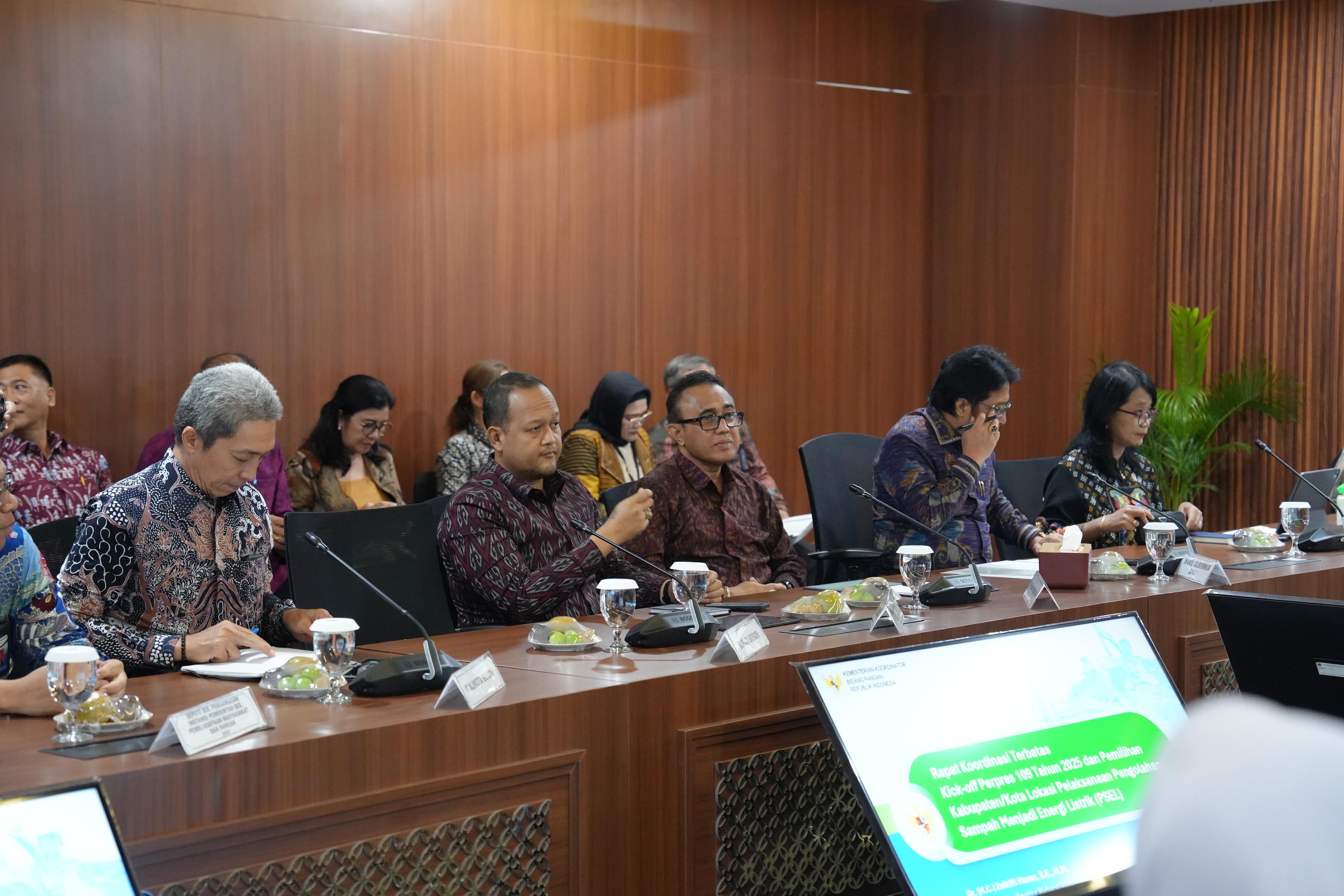 Wabup Bagus Alit Sucipta saat menghadiri Rakortas Nasional Pemantapan Pembangunan PSEL di Ruang Rapat Utama Lantai 3 Gedung Kemenko Pangan, Jumat (24/10).