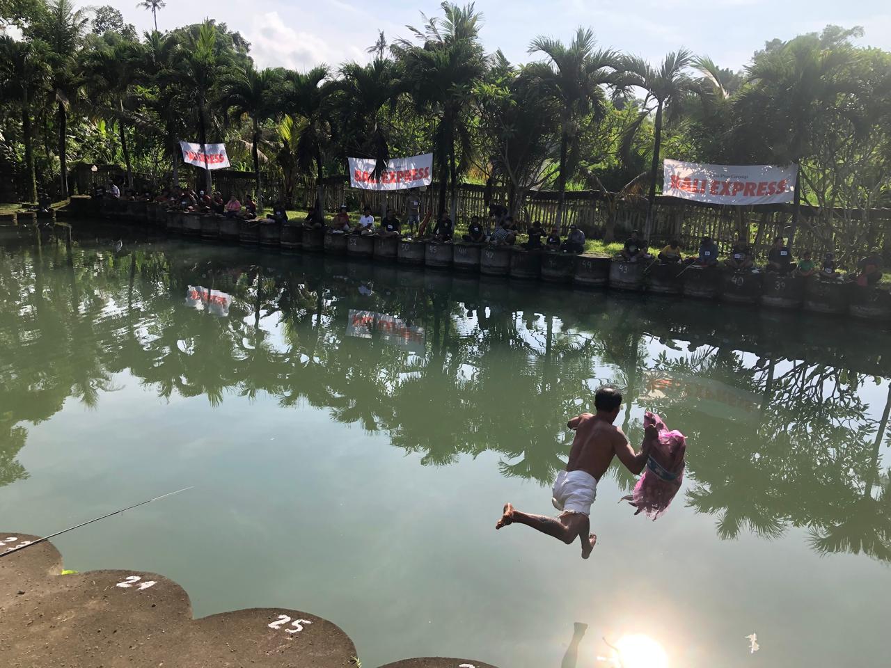 Pelepas ikan melompat yang memulai sengitnya Lomba Mancing Express, di Kolam Pancing Nirmala, Desa Adat Lepang, Klungkung, Minggu (26/10). (Bali Express/Wayan Ananda Mustika)