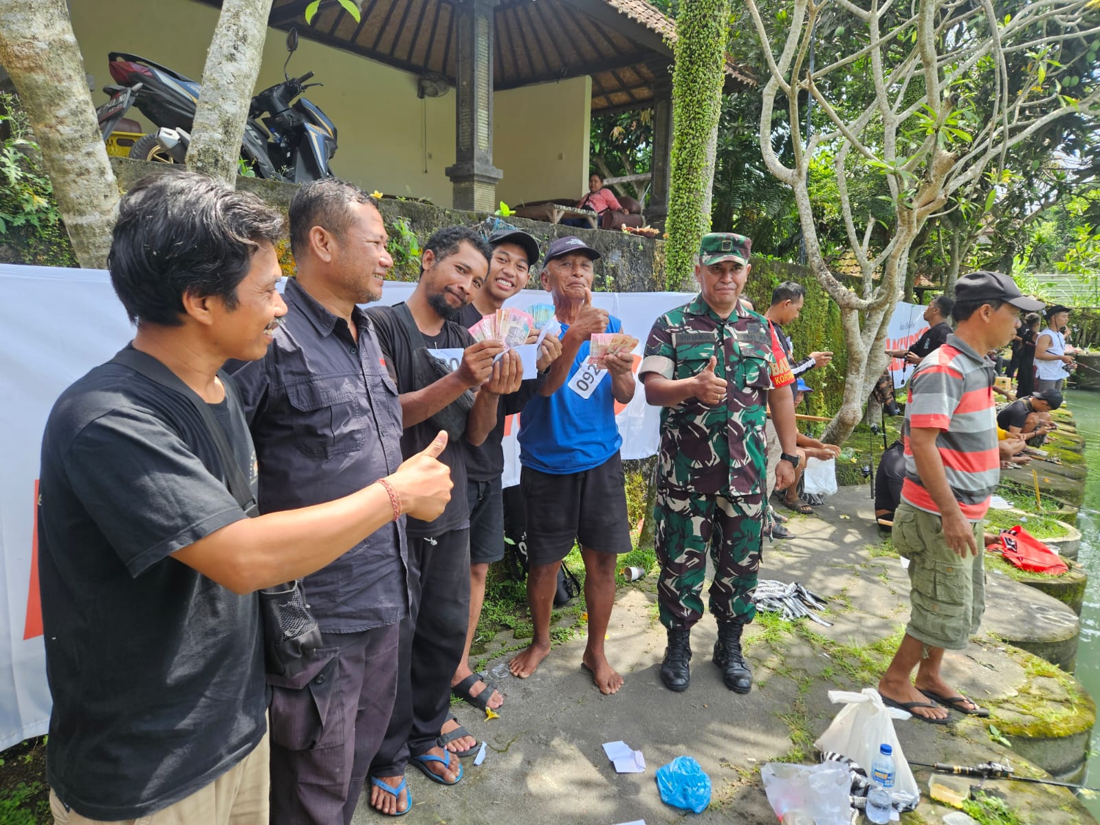 Para juara Lomba Mancing Express, di Kolam Pancing Nirmala, Desa Adat Lepang, Kecamatan Banjarangkan, Klungkung, Minggu (26/10). (Bali Express/Ananda Mustika Putra)