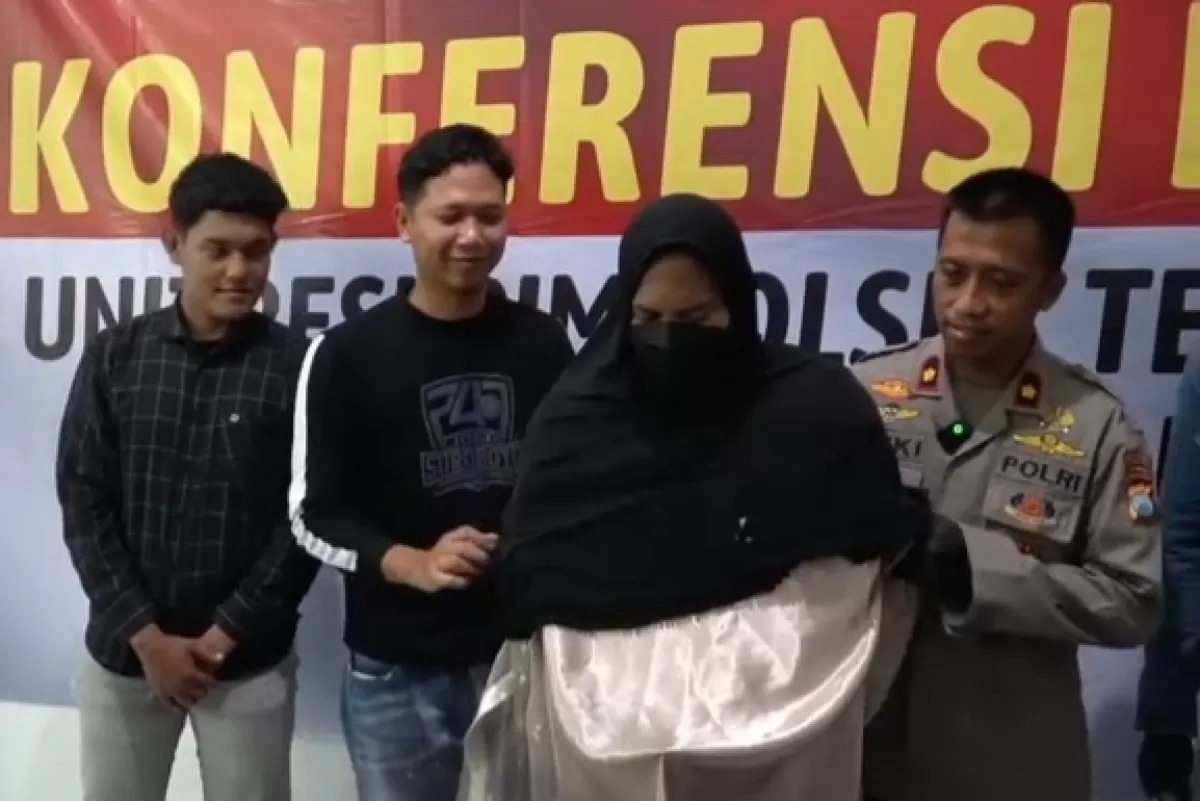 Mantan&nbsp;karyawan SPBU Surabaya menyamar pakai jilbab demi menggasak brankas Rp345 juta.