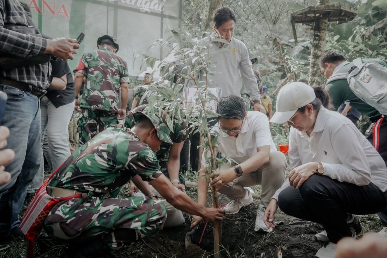 Bupati Adi Arnawa bersama Wabup Bagus Alit Sucipta mendampingi Gubernur Bali Wayan Koster dalam Penanaman Pohon dan Pembersihan Sungai Serentak di sempadan Tukad Ayung, Desa Bongkasa Pertiwi.